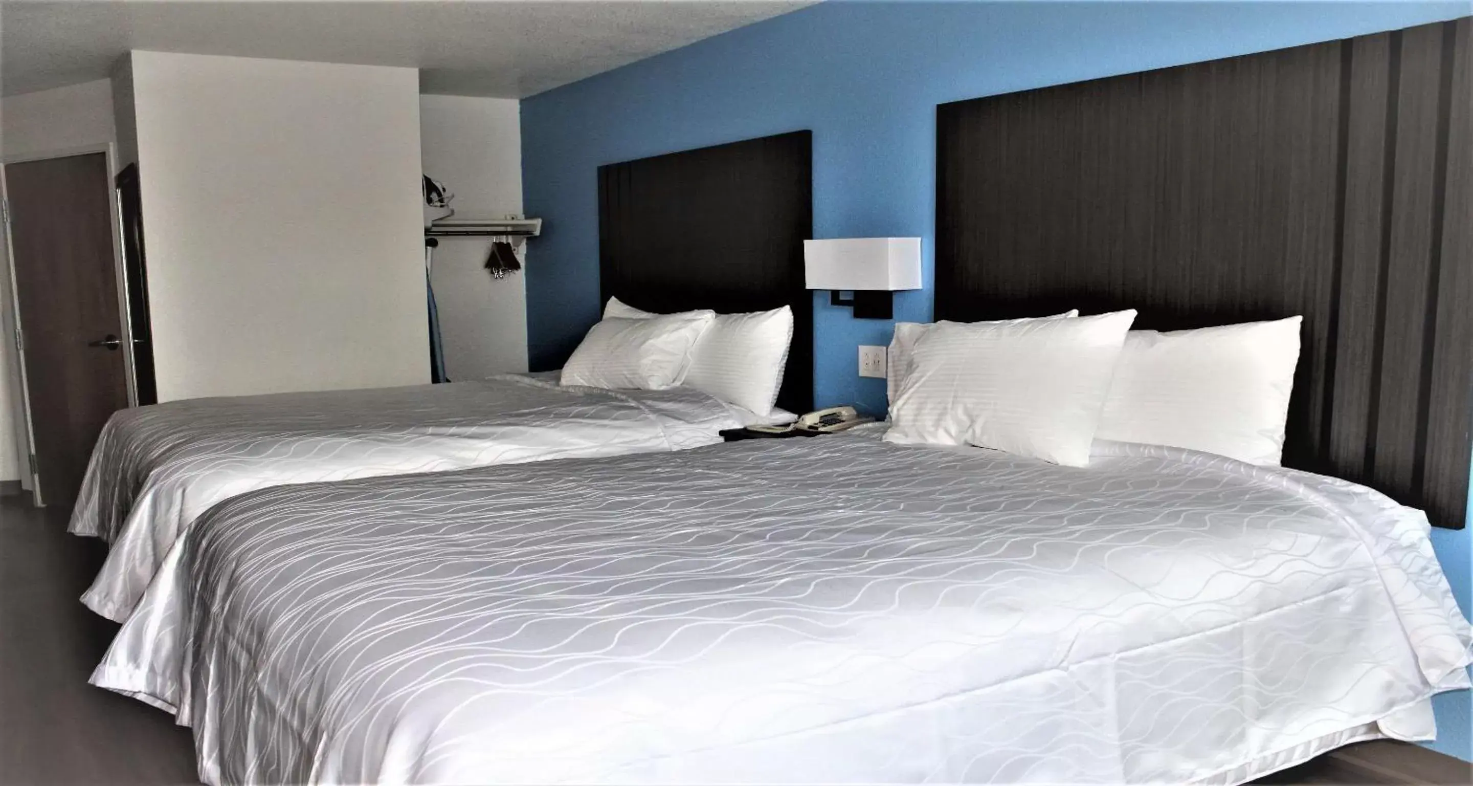 Photo of the whole room, Bed in SureStay Plus Hotel by Best Western Niagara Falls East