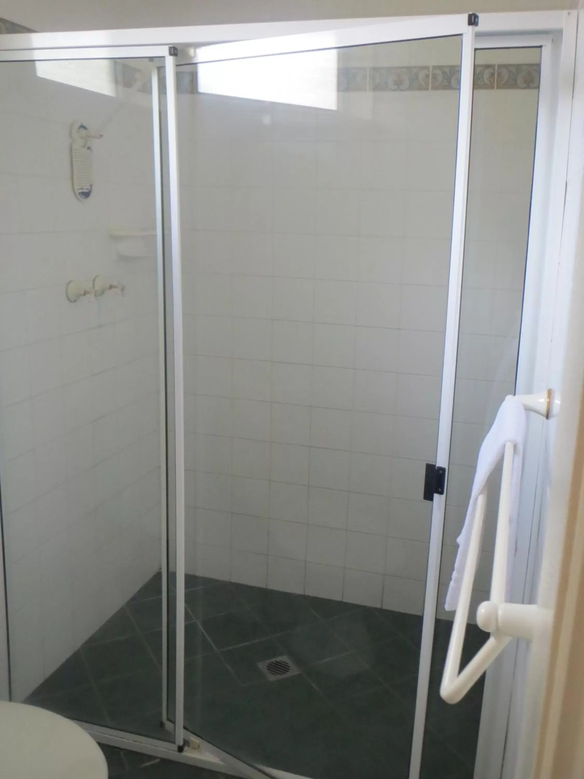 Shower, Bathroom in Coachman Hotel Motel