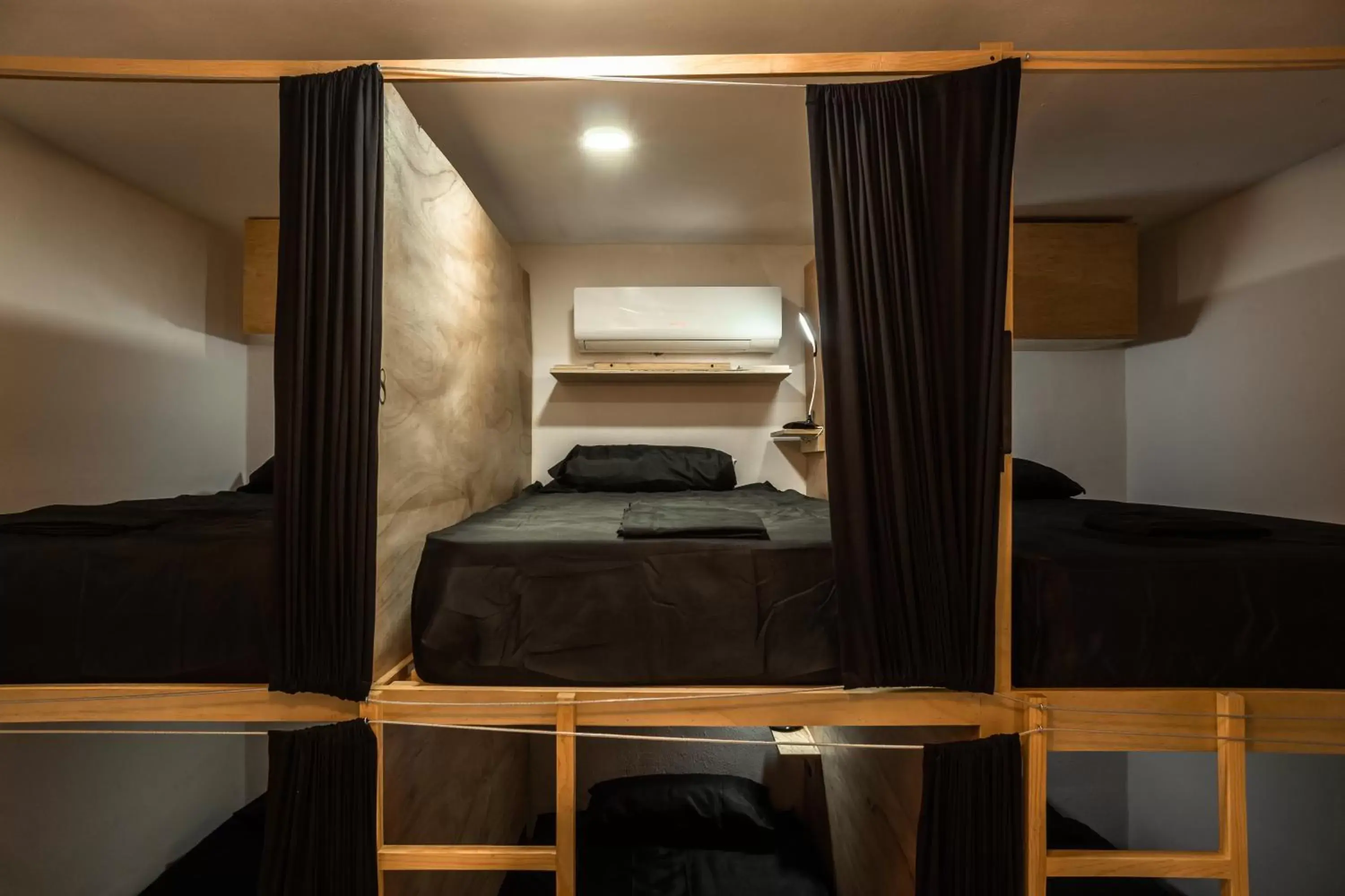 Bed in 10-Bed Mixed Dormitory Room in Maui hostel playa del carmen Bed in 10-Bed Mixed Dormitory Room in Maui hostel playa del carmen