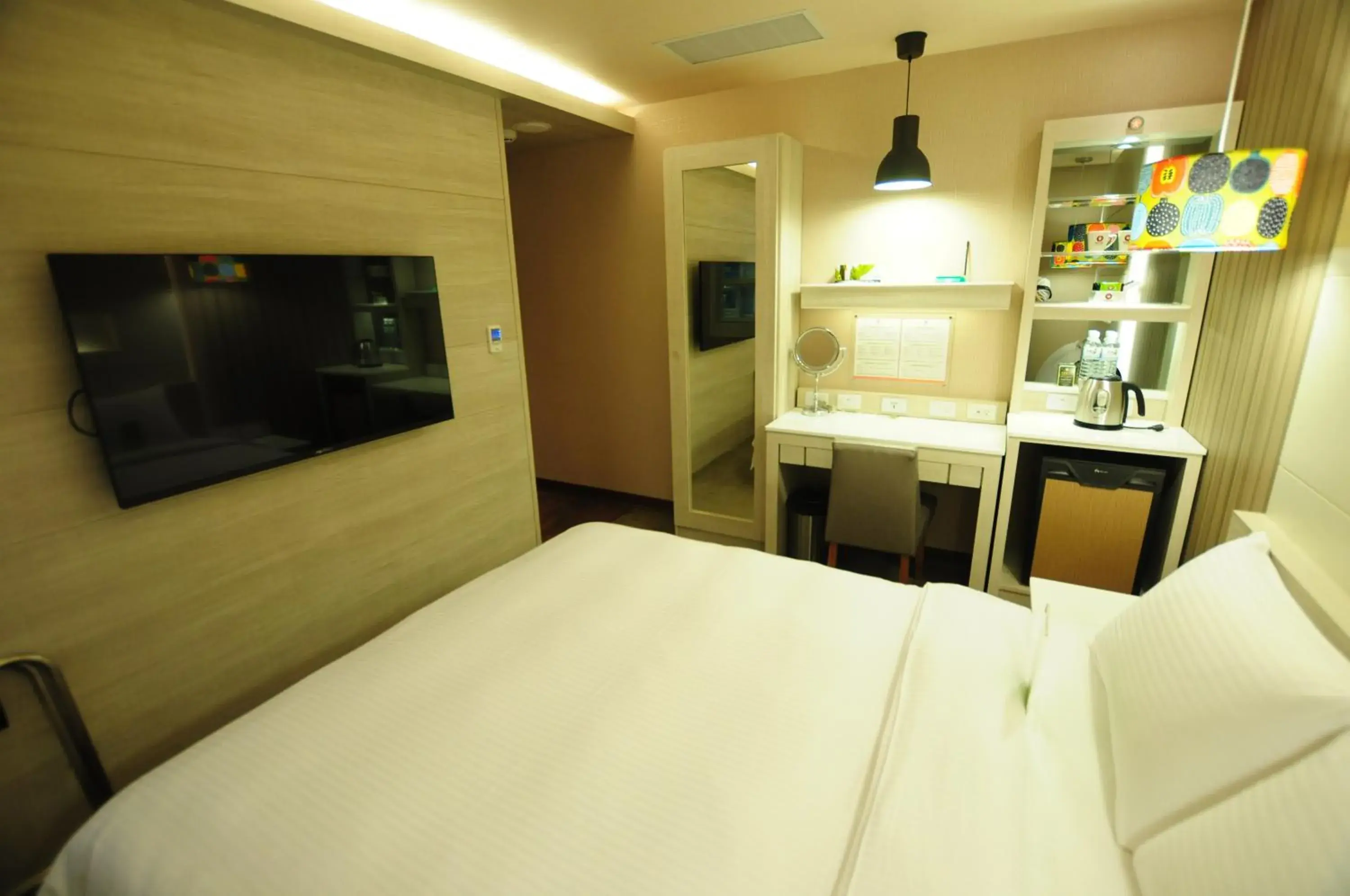 Bedroom, TV/Entertainment Center in Kindness Hotel- Zhong Shan Bade