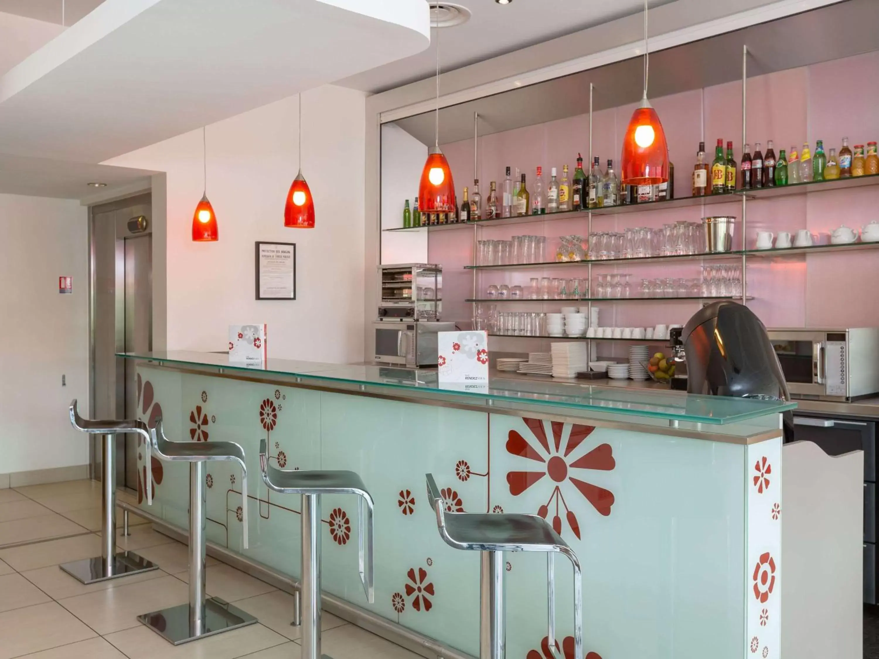 Lounge or bar, Lounge/Bar in ibis Guingamp