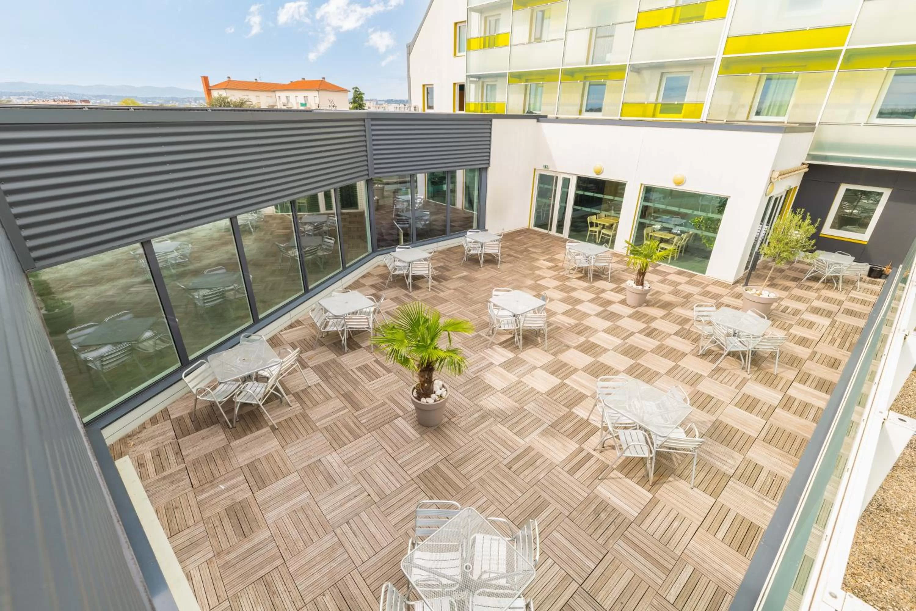 Patio in B&B HOTEL Lyon Sud États-Unis