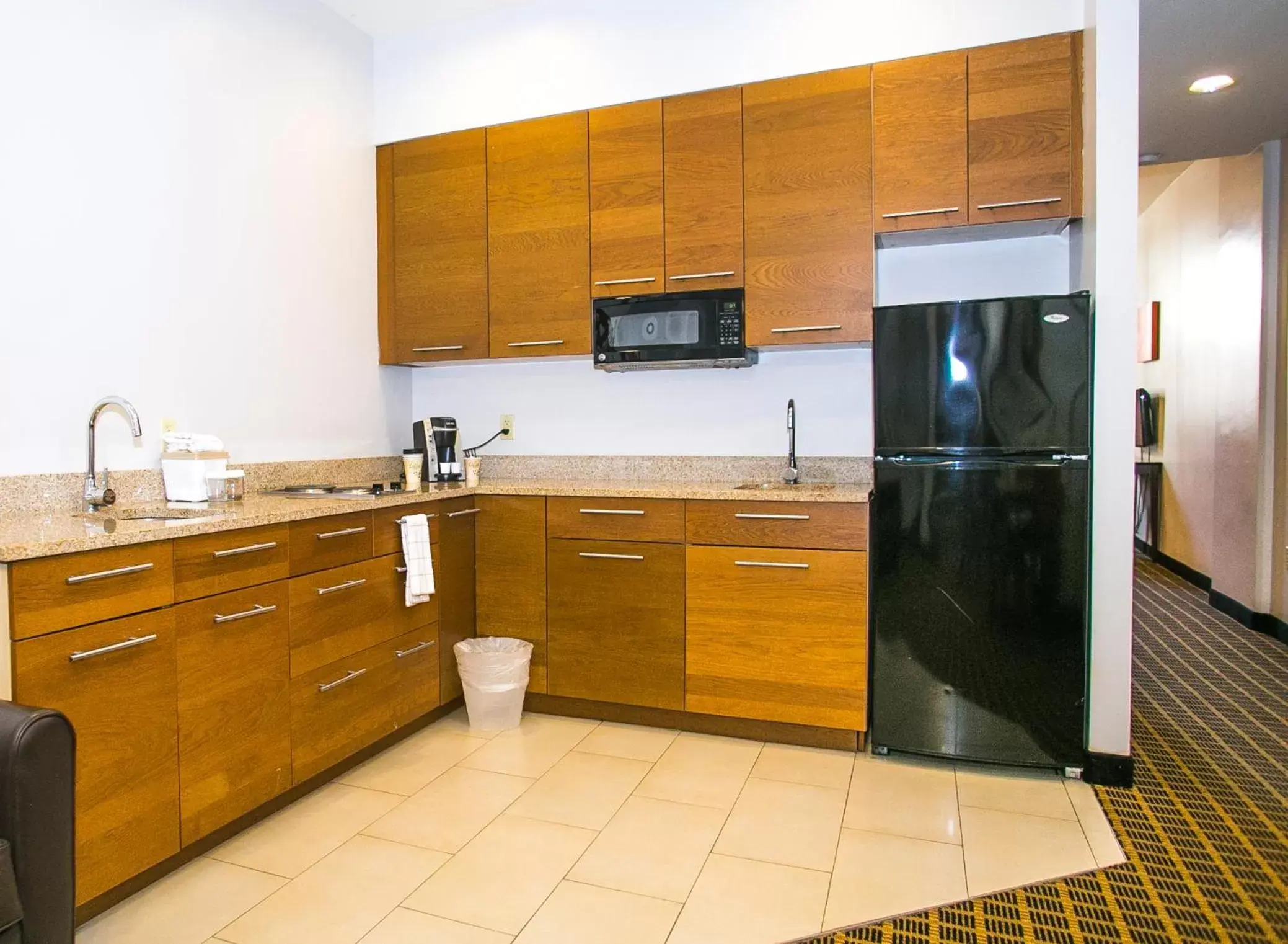 Kitchen/Kitchenette in Pointe Plaza Hotel