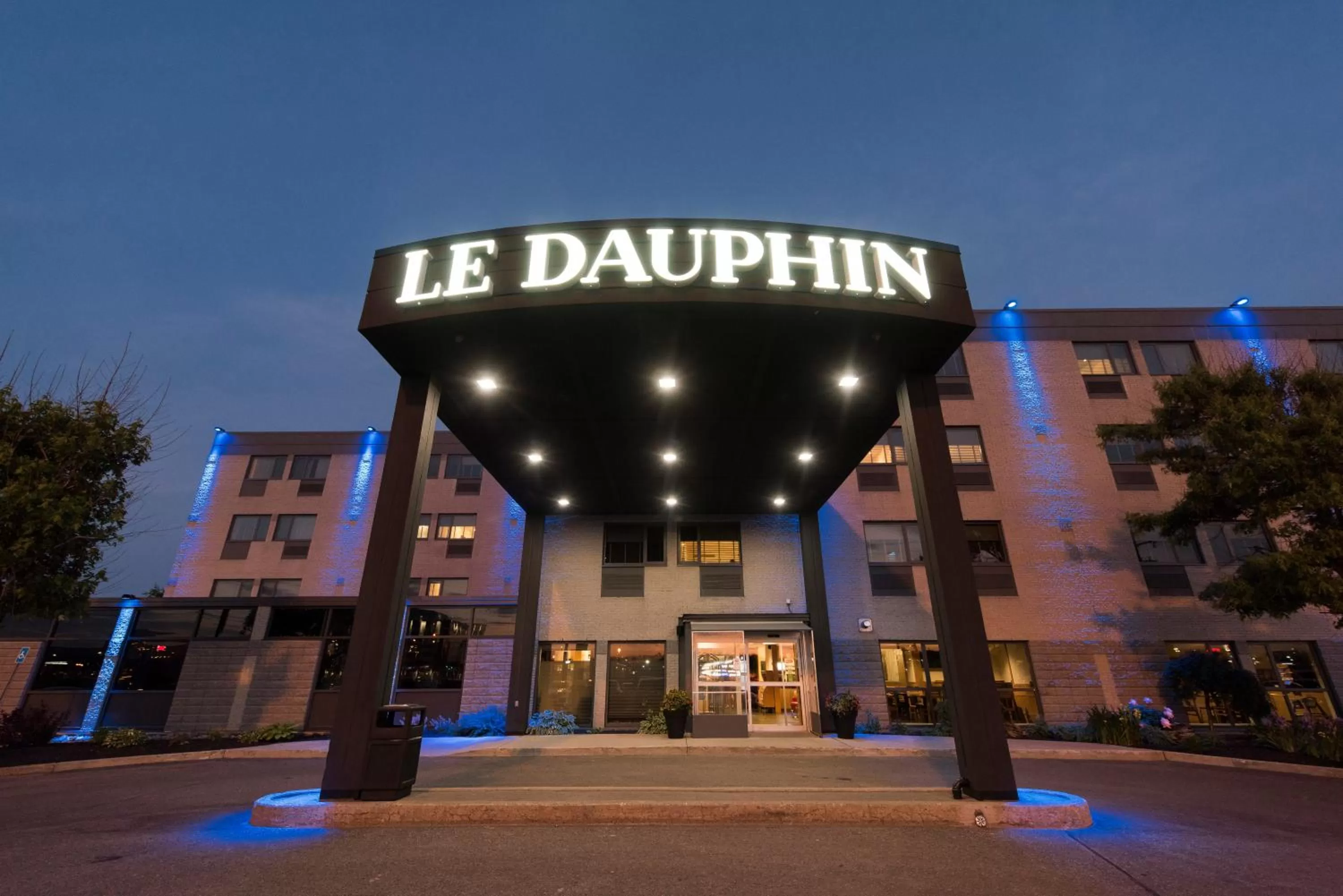 Facade/entrance in Hôtel & Suites Le Dauphin Québec