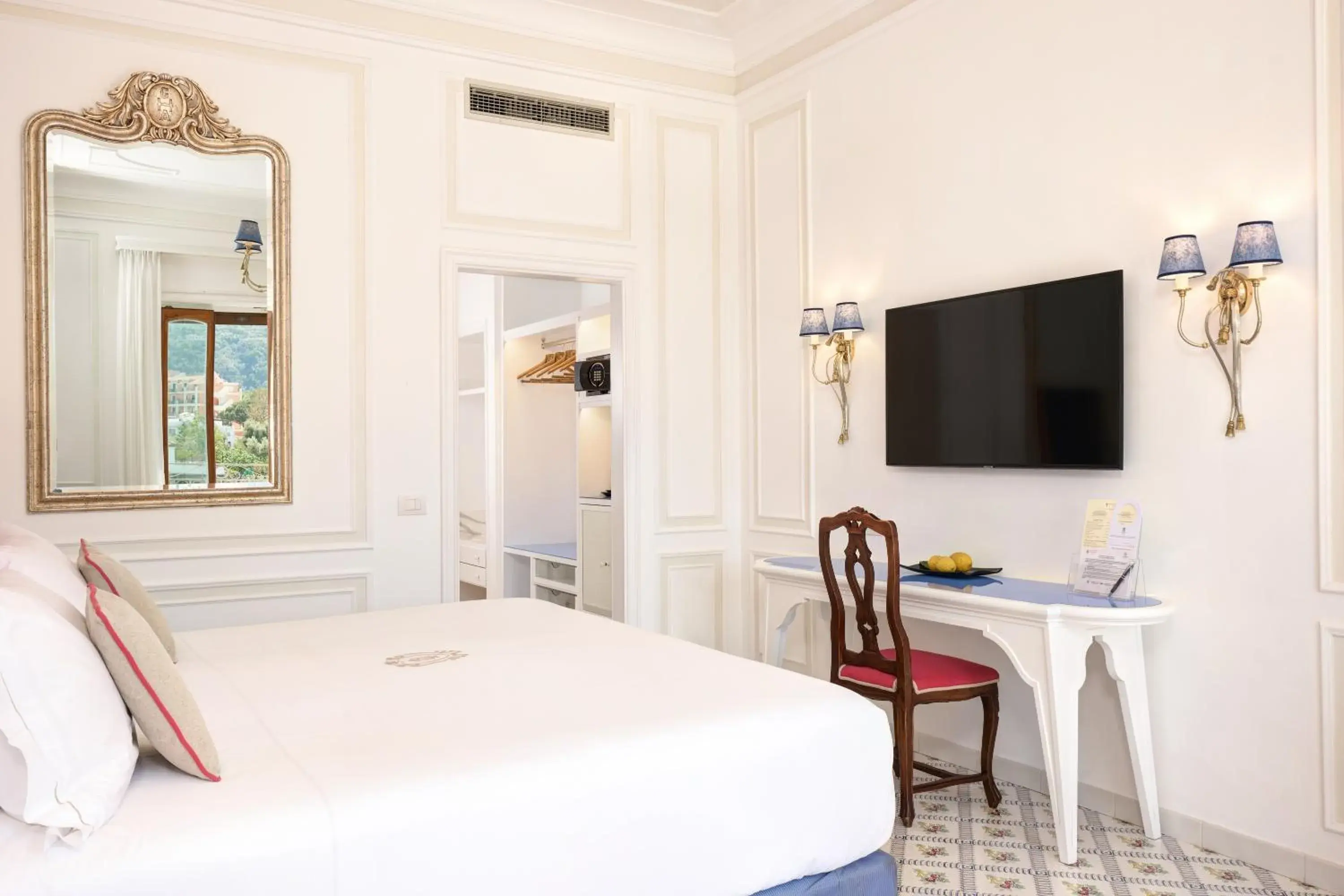 TV and multimedia, Bed in Grand Hotel Ambasciatori