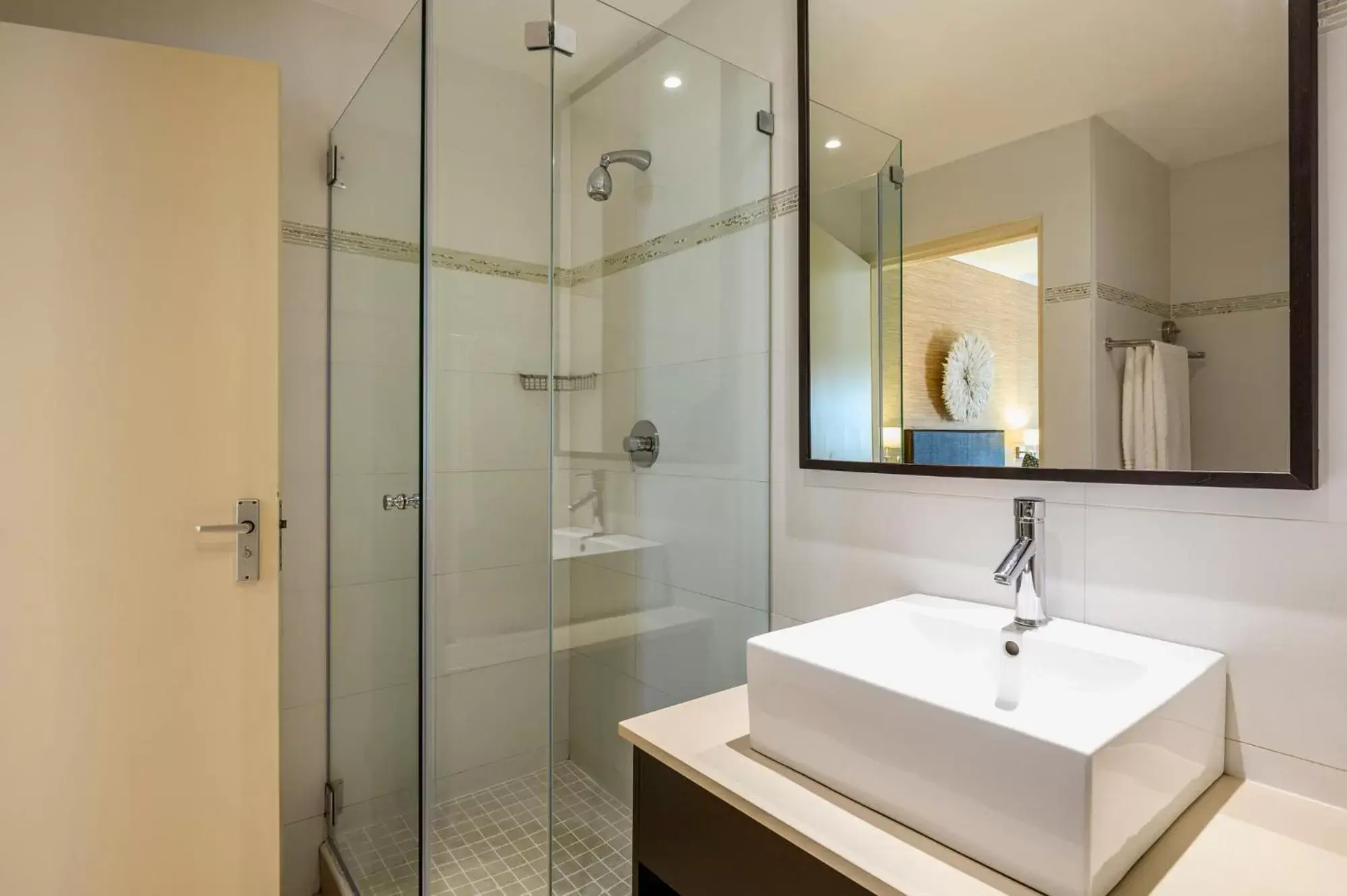 Shower, Bathroom in Paxton Hotel