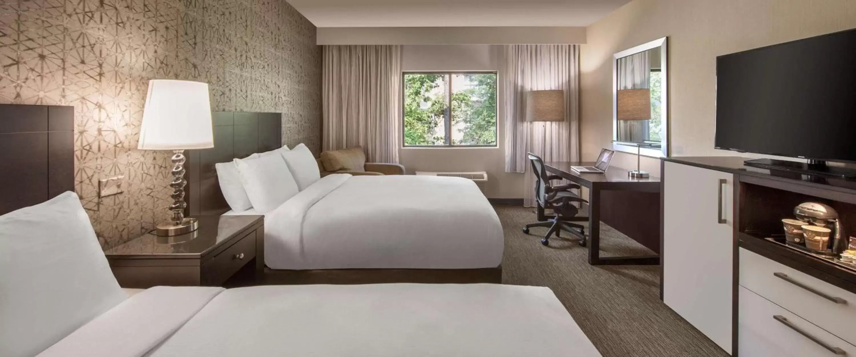 Bed, TV/Entertainment Center in DoubleTree by Hilton Hotel Chicago Wood Dale - Elk Grove