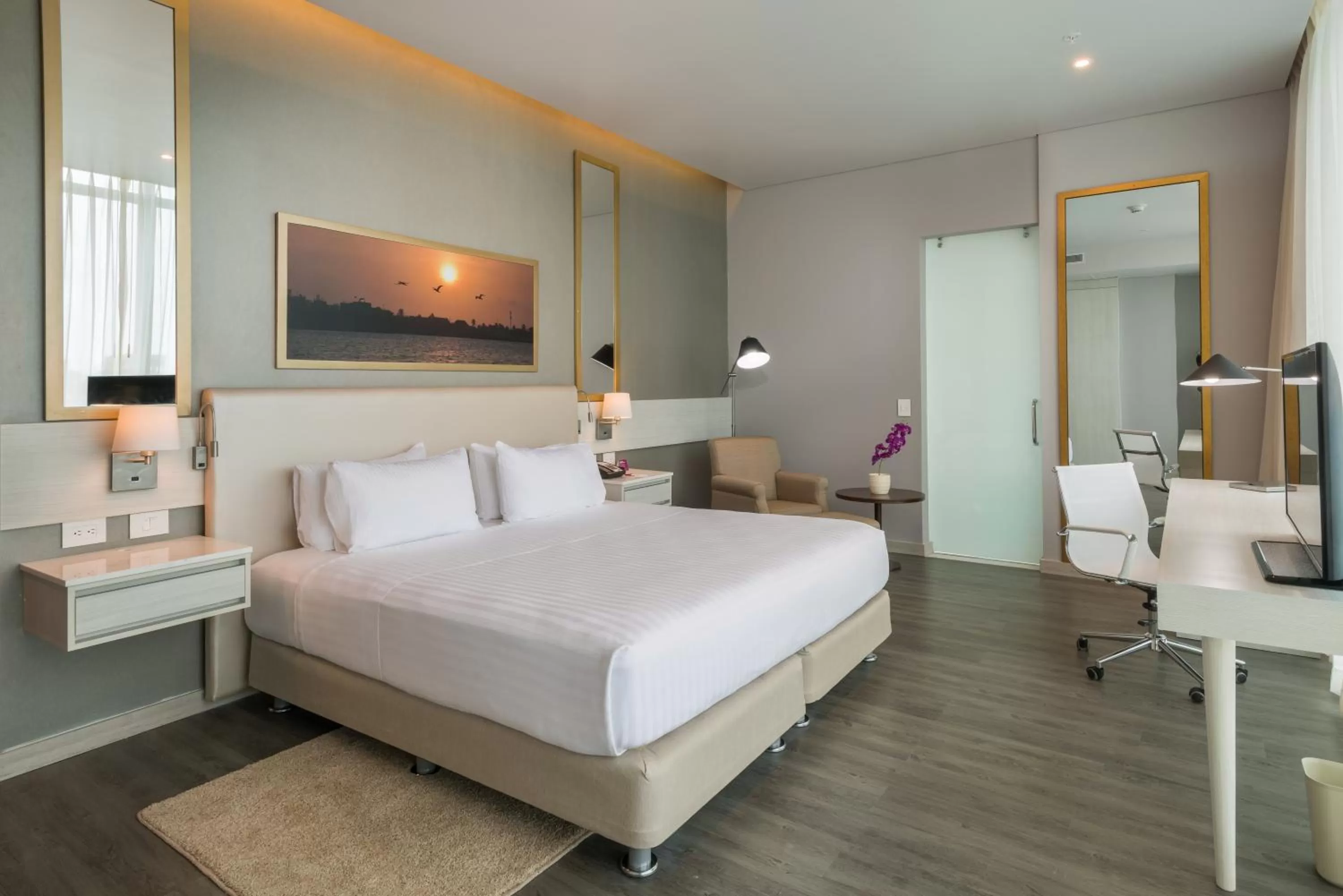 Photo of the whole room, Bed in Crowne Plaza Barranquilla by IHG