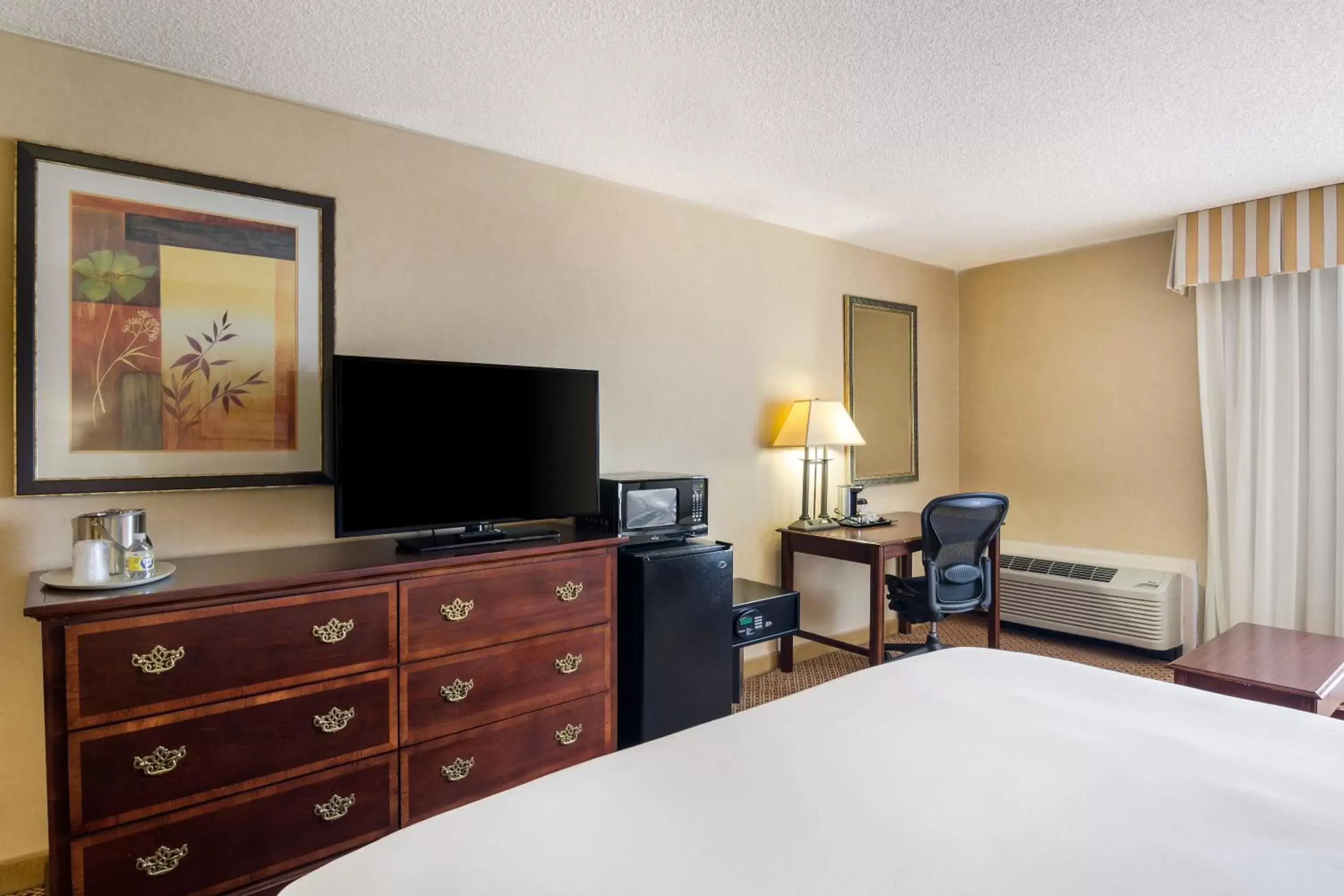 Bedroom, TV/Entertainment Center in Red Lion Hotel Cheyenne