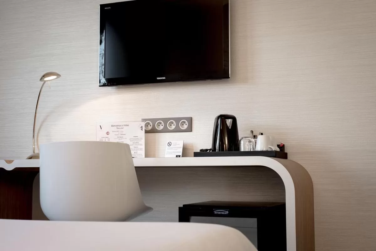 Coffee/tea facilities, Bed in Hôtel Restaurant Vaillant proche Europapark Rulantica