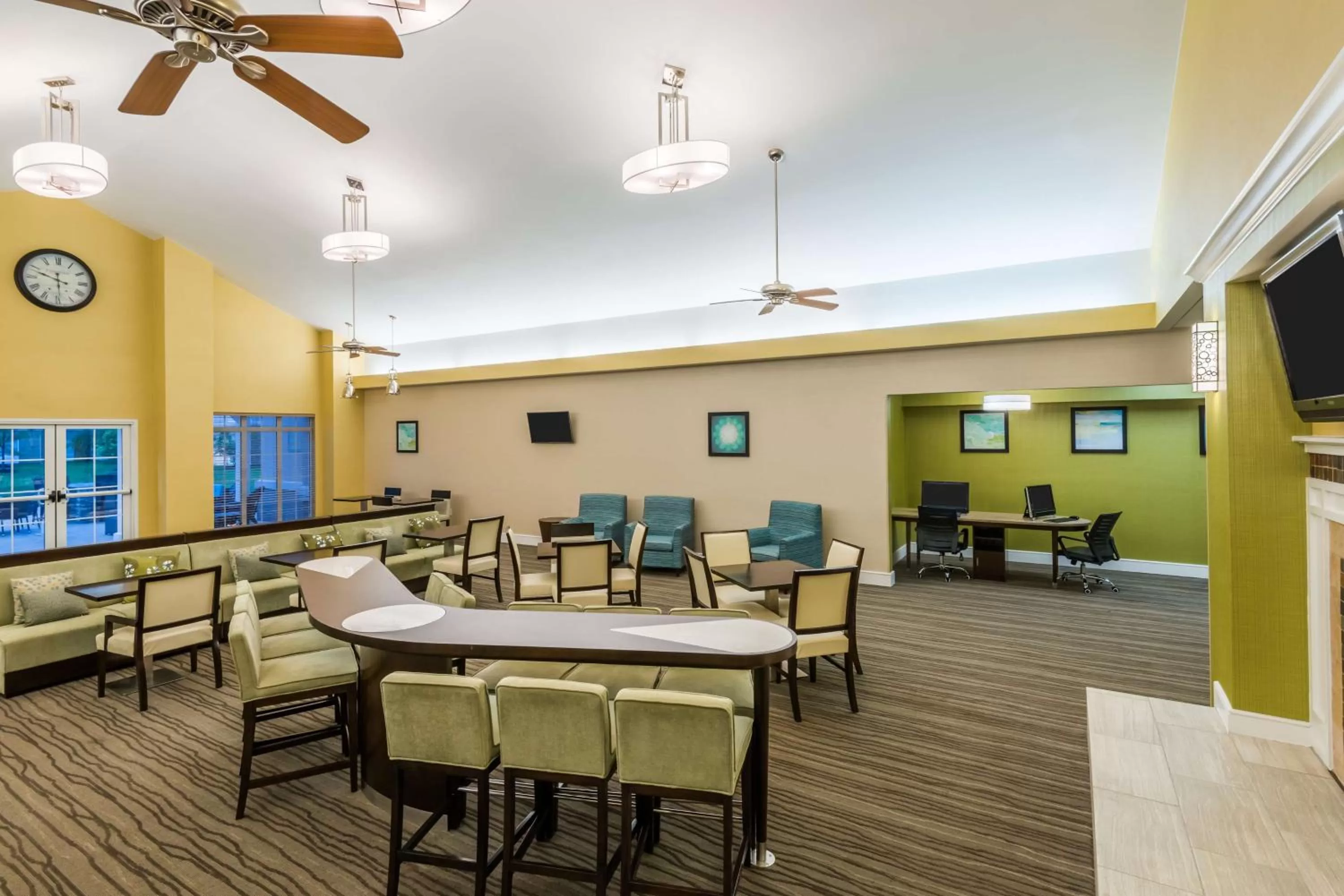 Lounge or bar in Larkspur Landing Extended Stay Suites St Louis Riverport