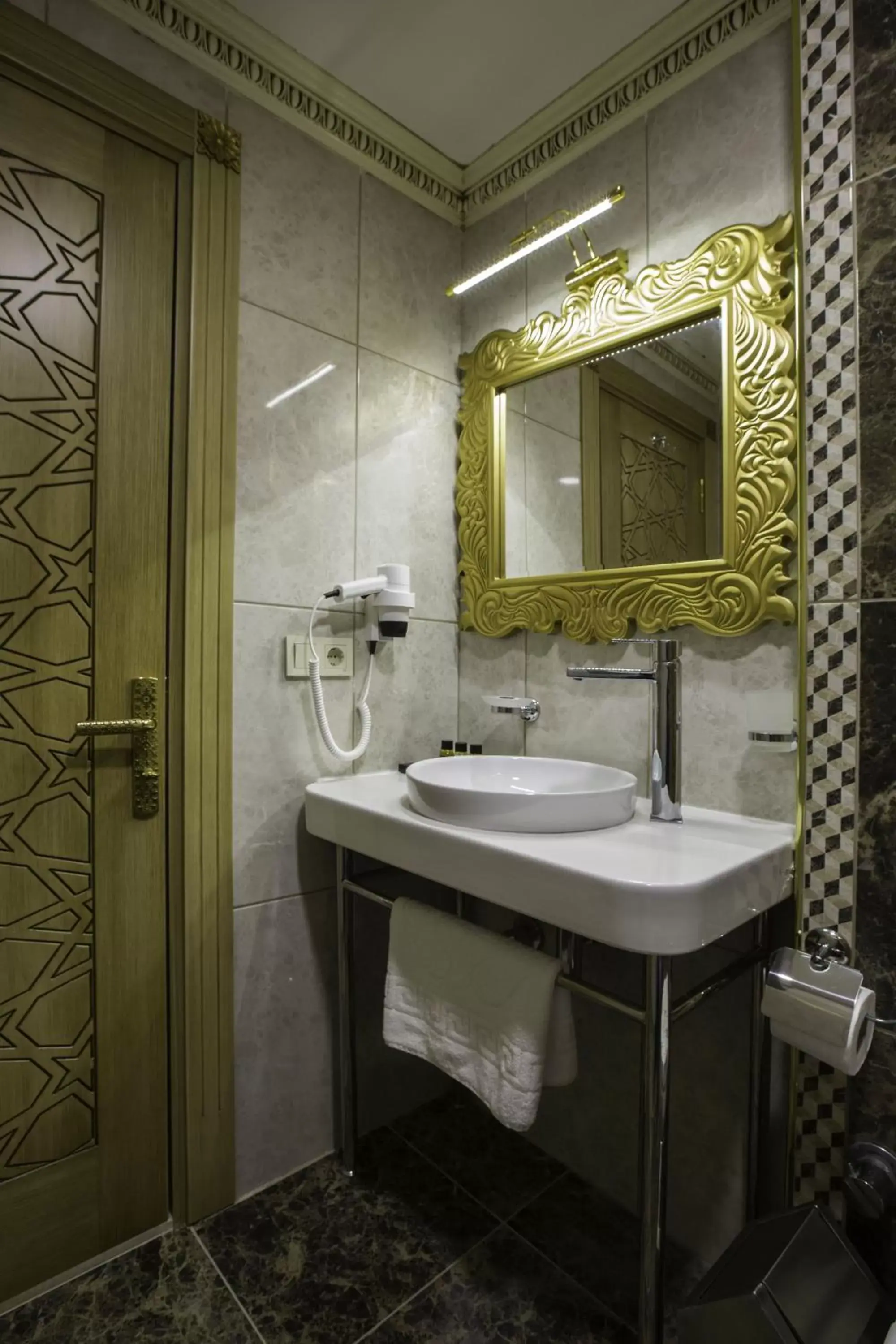 Bathroom in Empire Suite Hotel