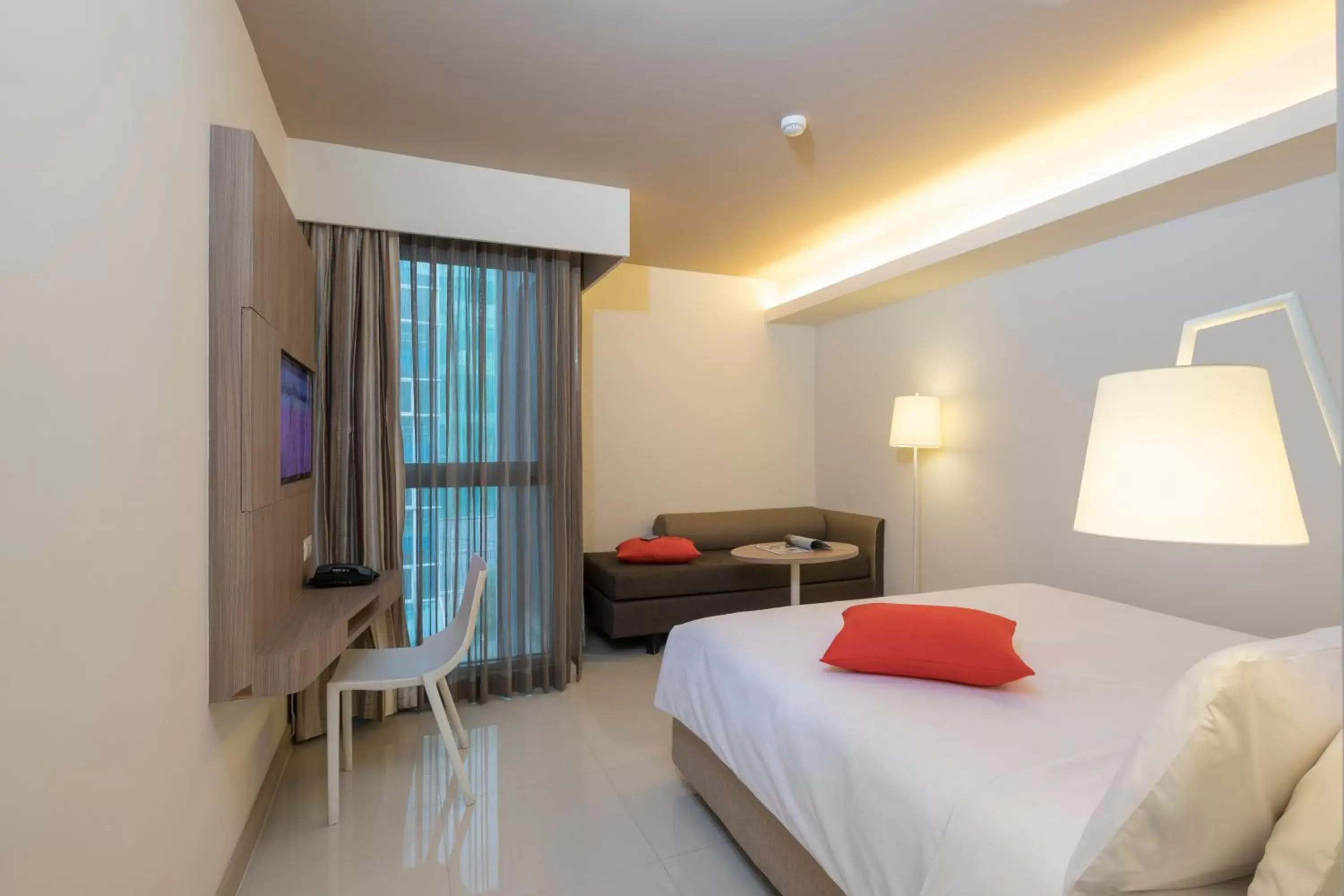Bedroom, Bed in Travelodge Pattaya