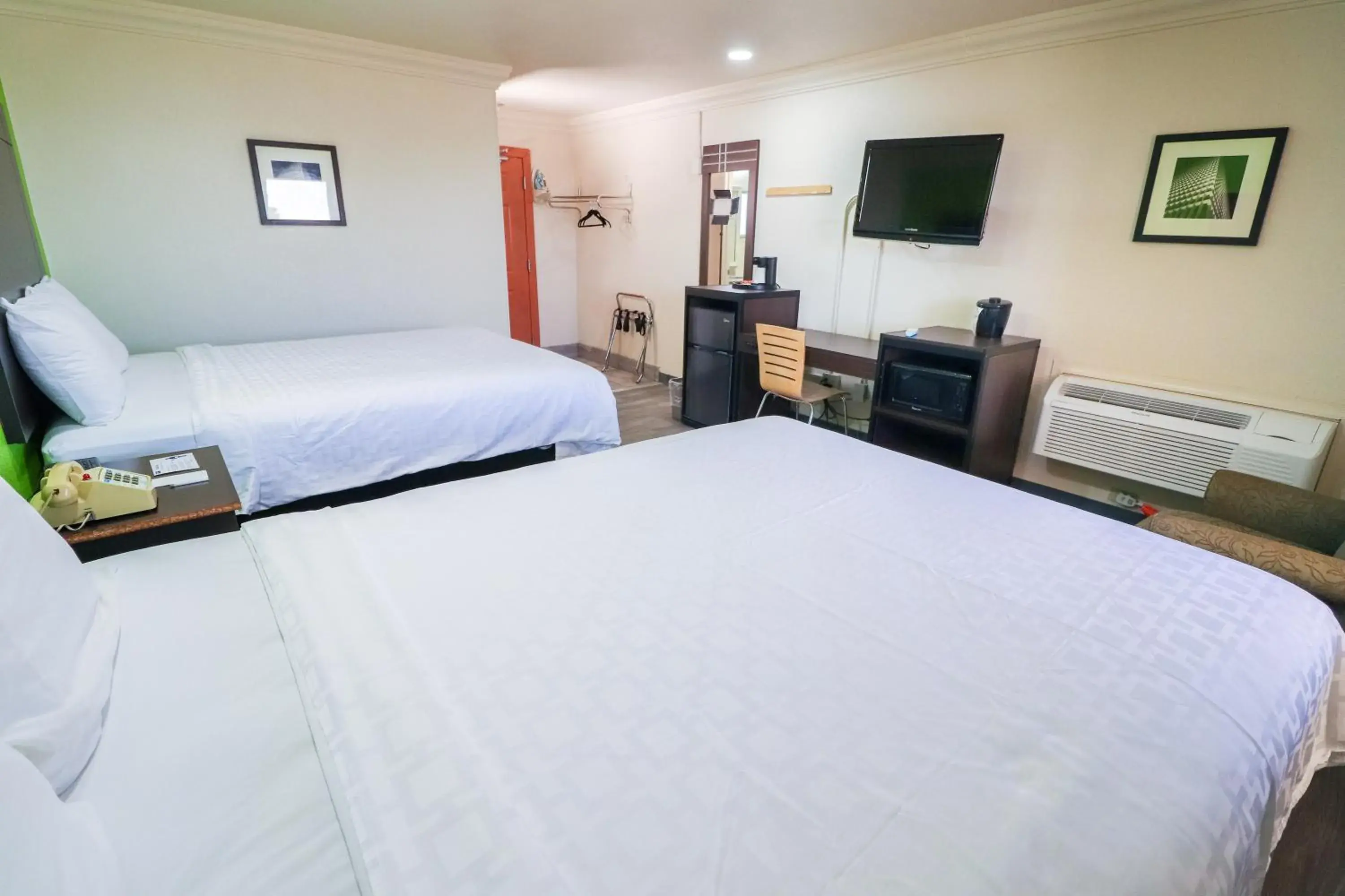 Bedroom, Bed in Rodeway Inn San Antonio Lackland AFB - SeaWorld
