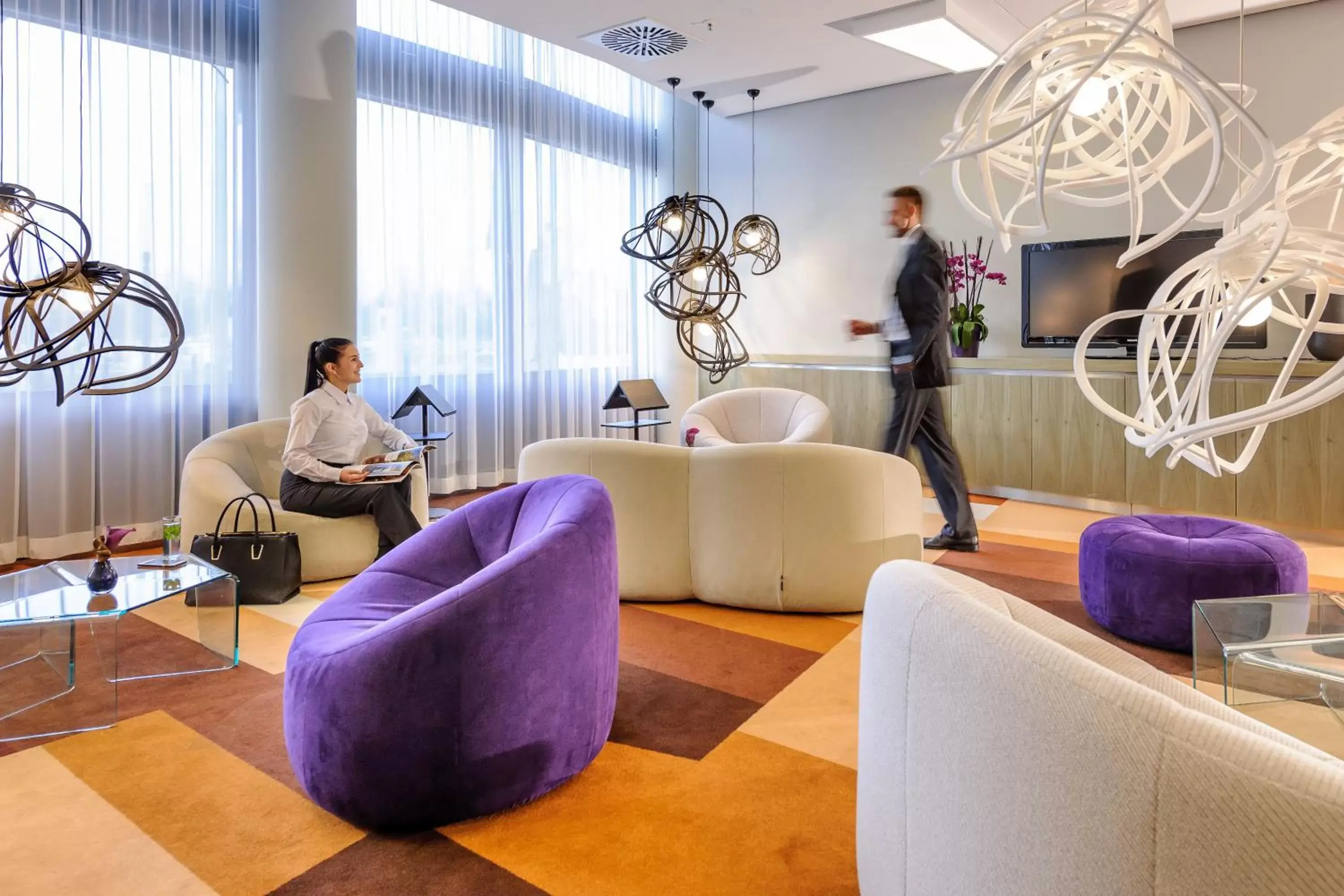 Communal lounge/ TV room in Novotel München Airport