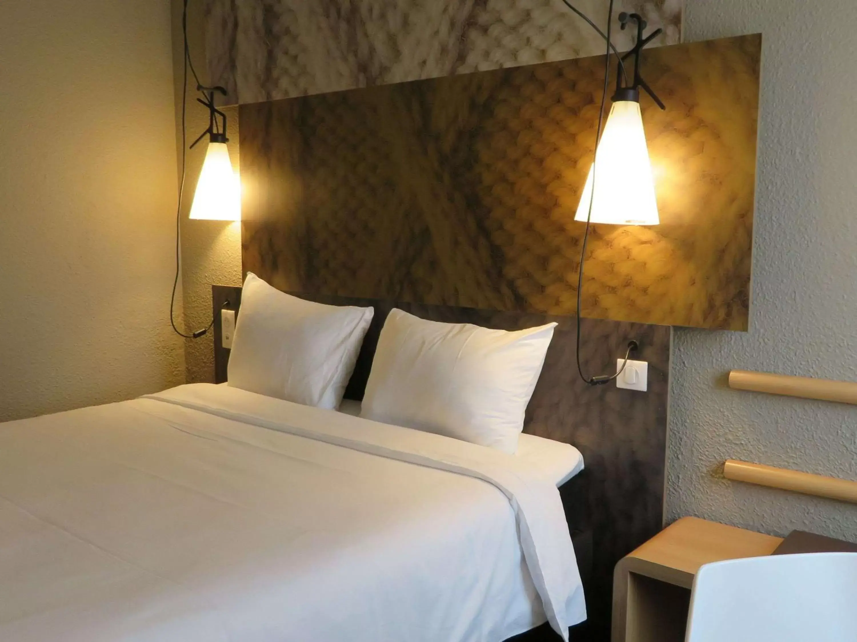 Photo of the whole room, Bed in ibis Melun Photo of the whole room, Bed in ibis Melun
