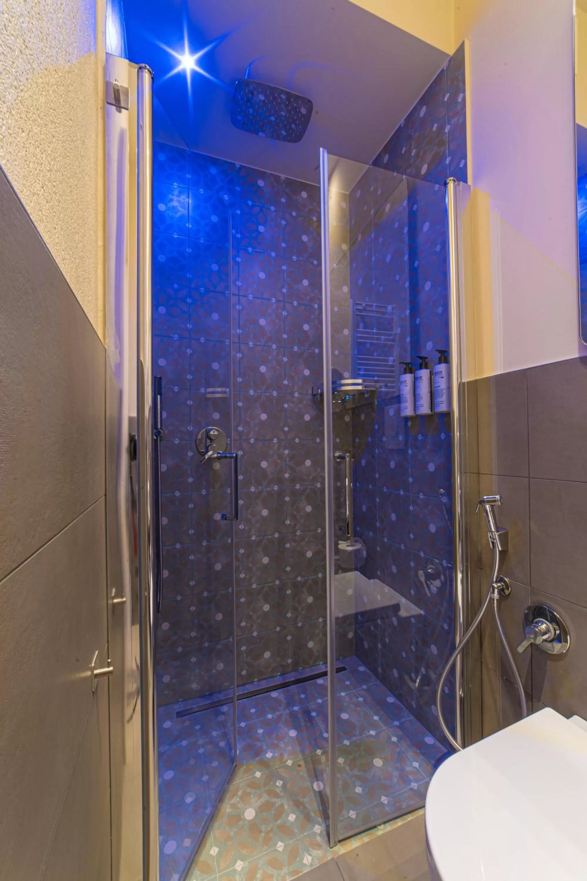 Shower in B&B SMARTFIT HOUSE - Room & Relax in Pescara