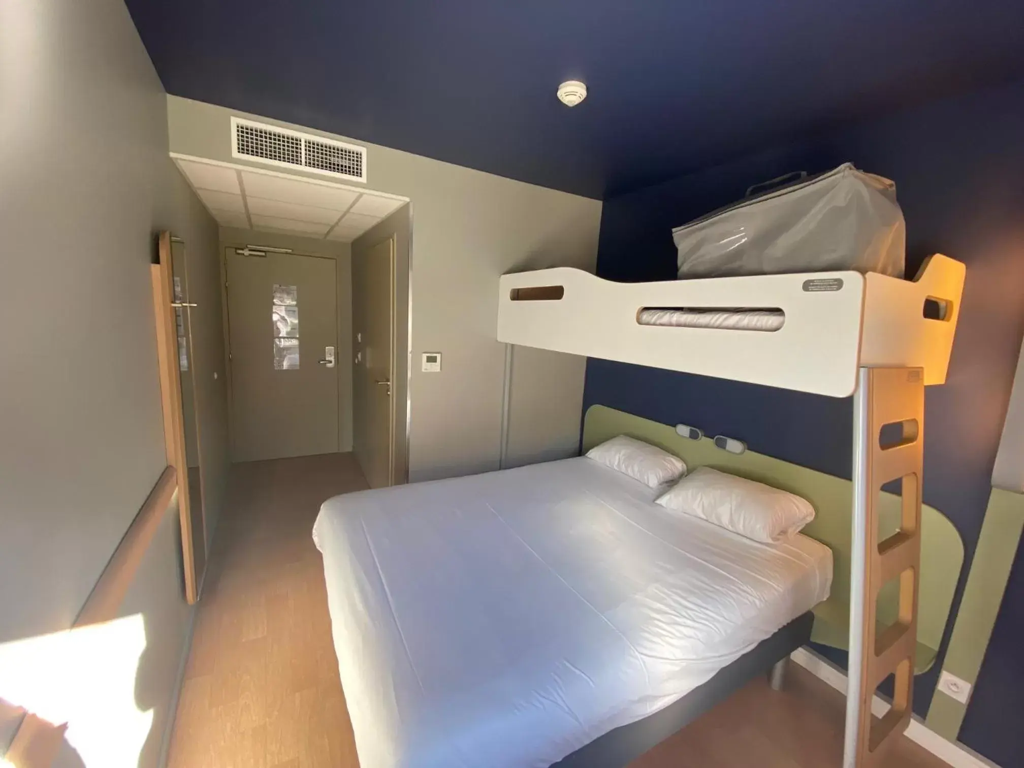 Photo of the whole room, Bunk Bed in Ibis Budget Sallanches