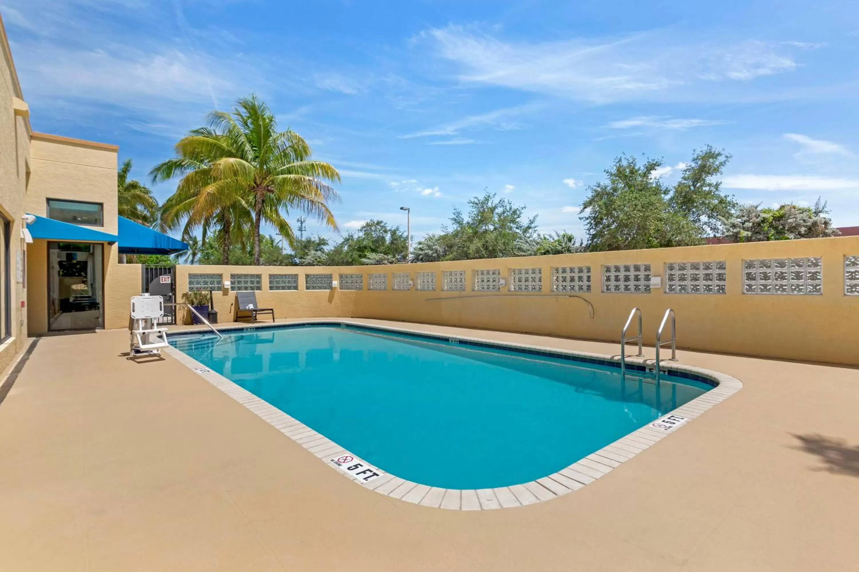 Pool view in Best Western Plus Miami Executive Airport Hotel and Suites