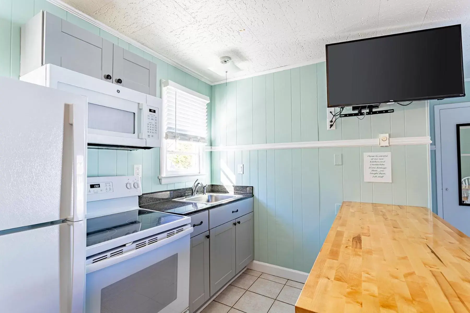 Kitchen or kitchenette, Kitchen/Kitchenette in Island Motel OBX