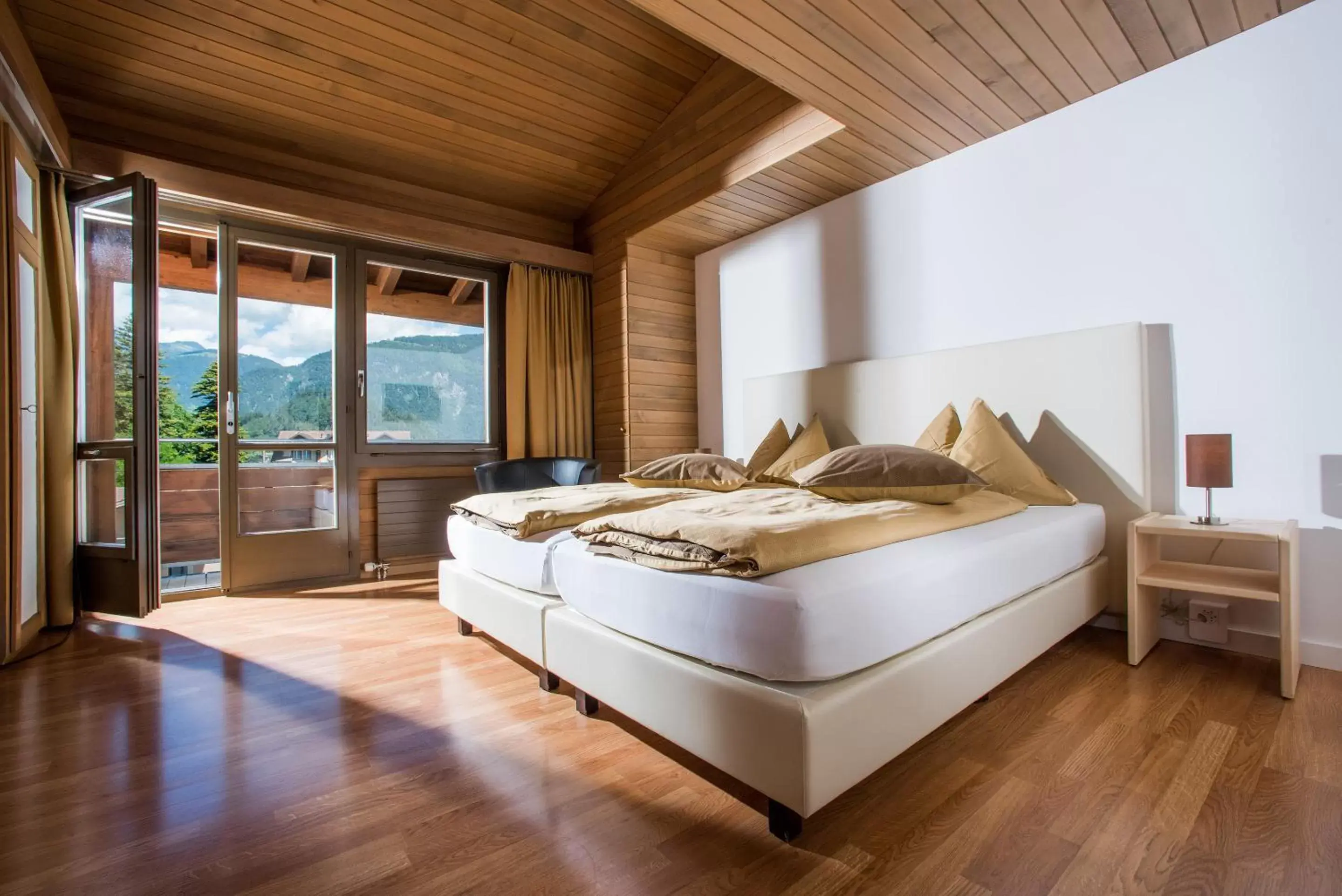 Bedroom, Bed in Jungfrau Hotel