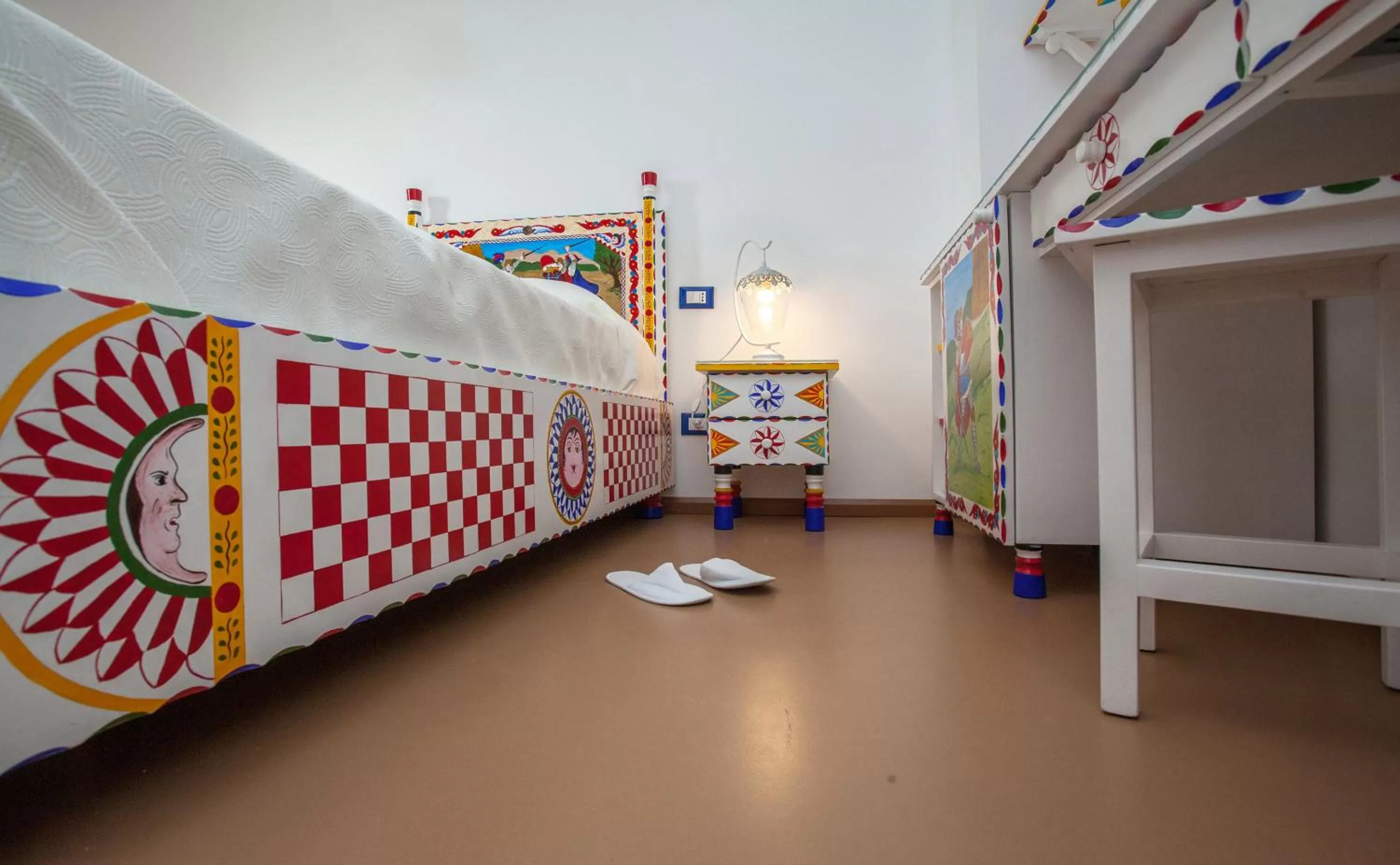 Decorative detail, Bed in Tra Le Braccia di Morfeo