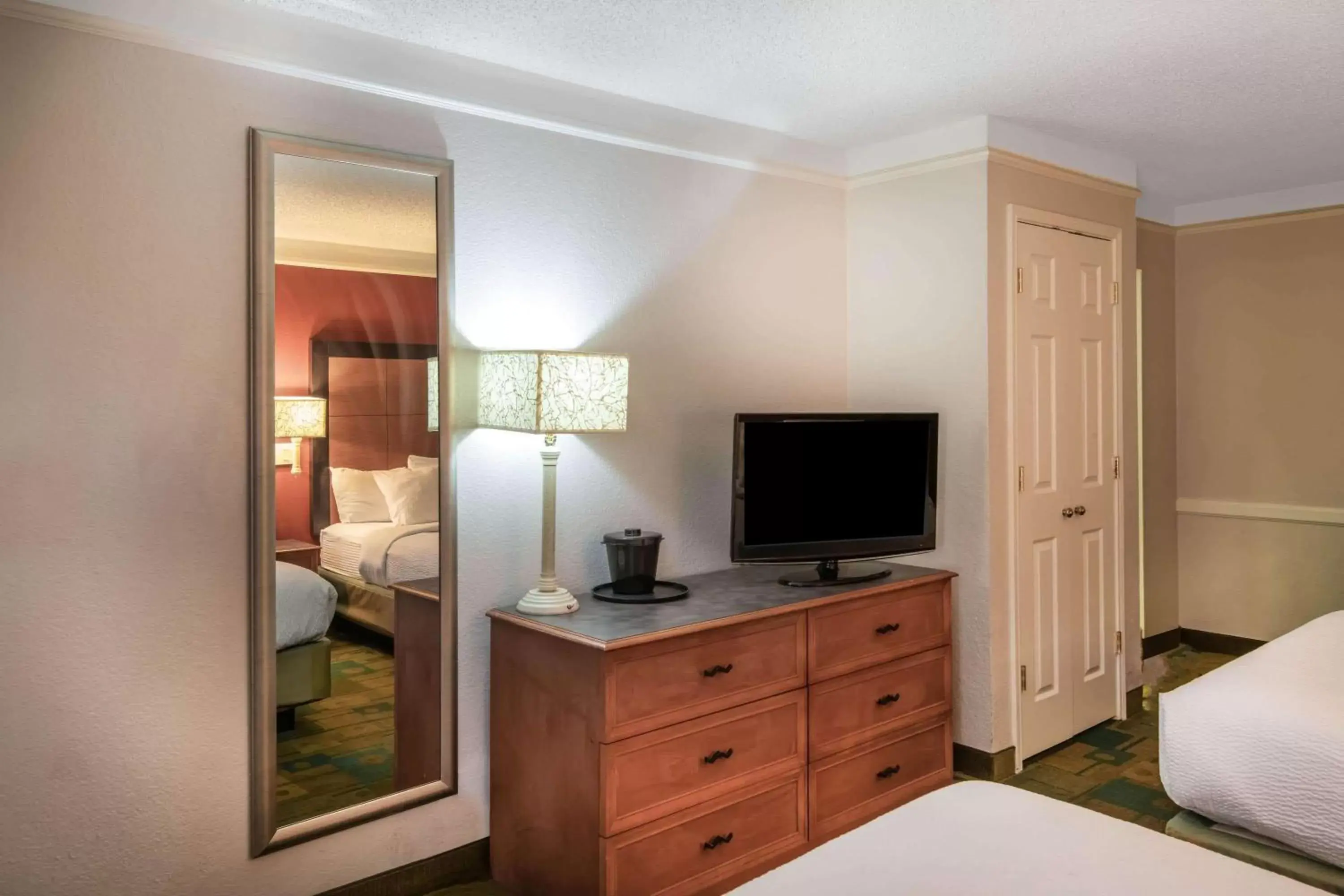 Photo of the whole room, TV/Entertainment Center in La Quinta Inn by Wyndham Colorado Springs Garden of the Gods