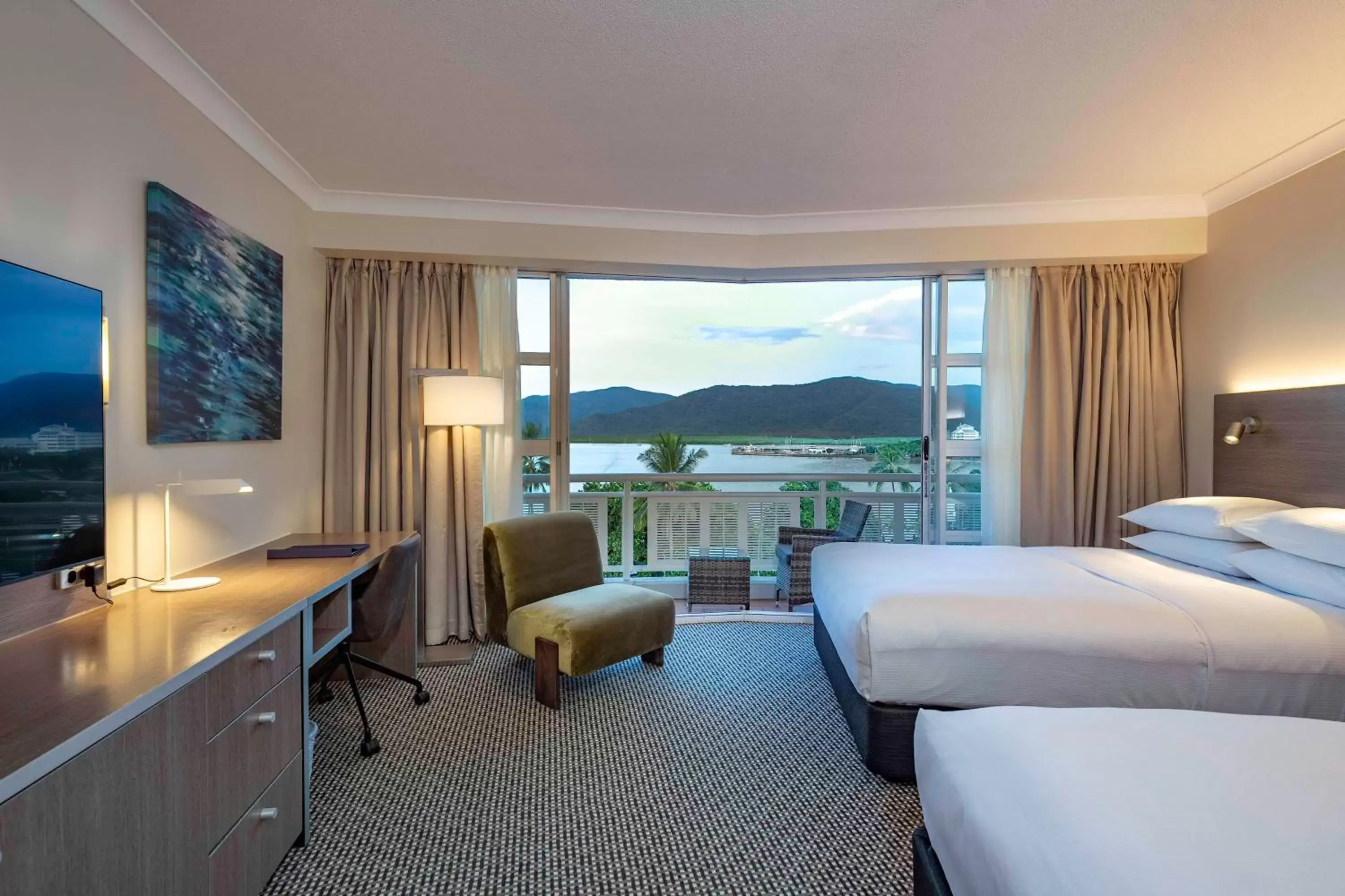 Bedroom, Mountain View in DoubleTree by Hilton Cairns