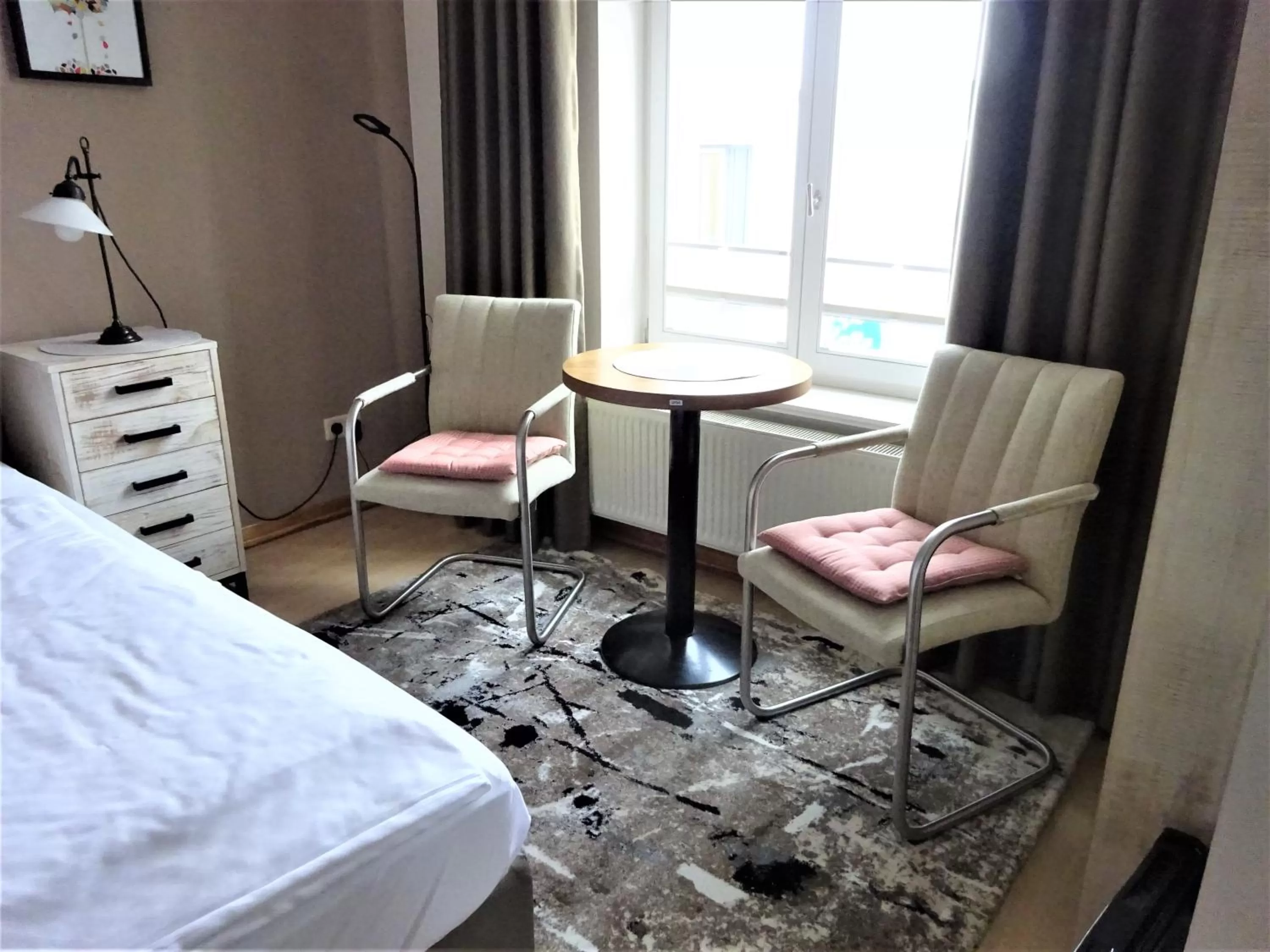 Seating area, Bed in Hotel Pension Zur Fährbrücke