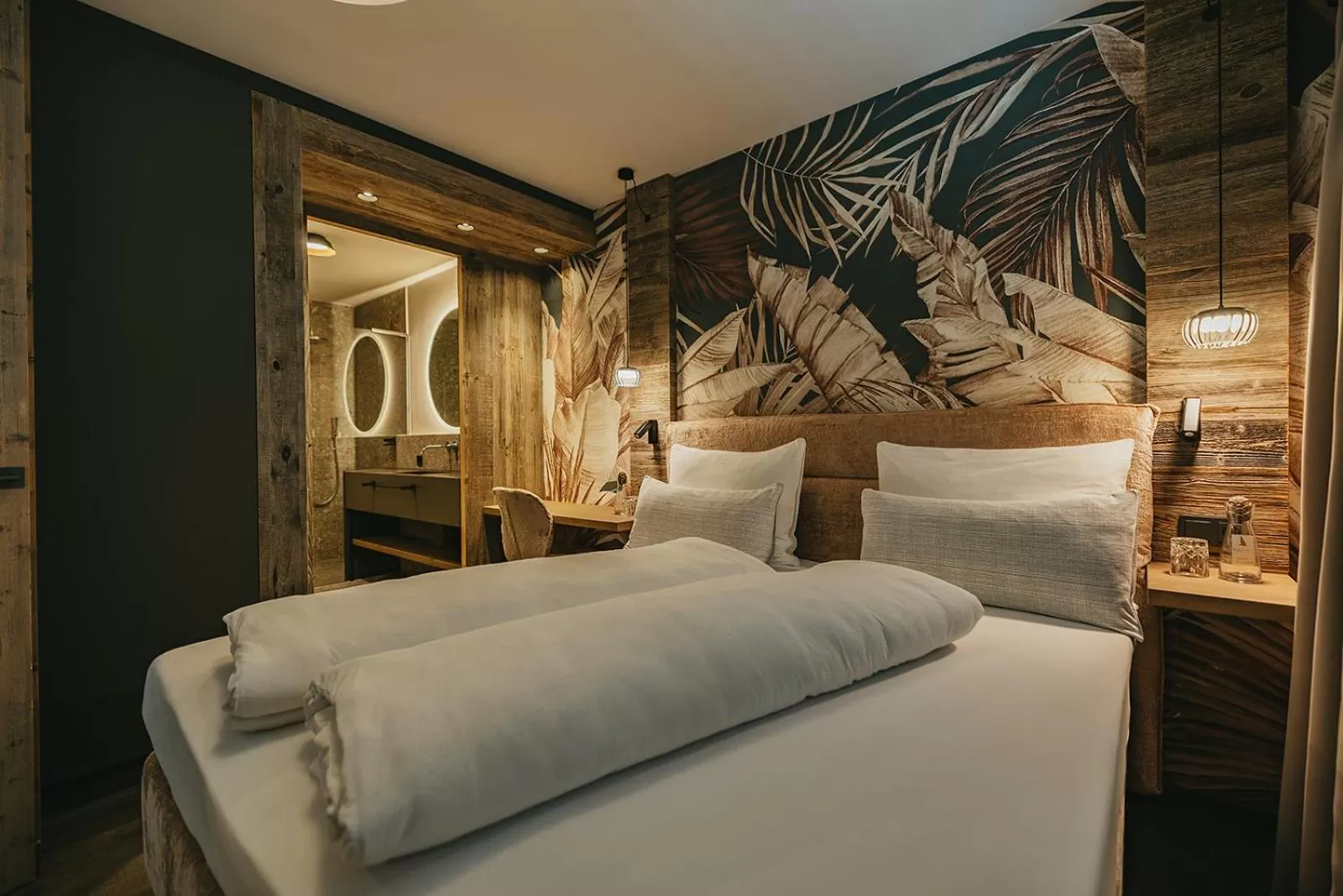 Bathroom, Bed in The Black Eagle Luxury Appartements