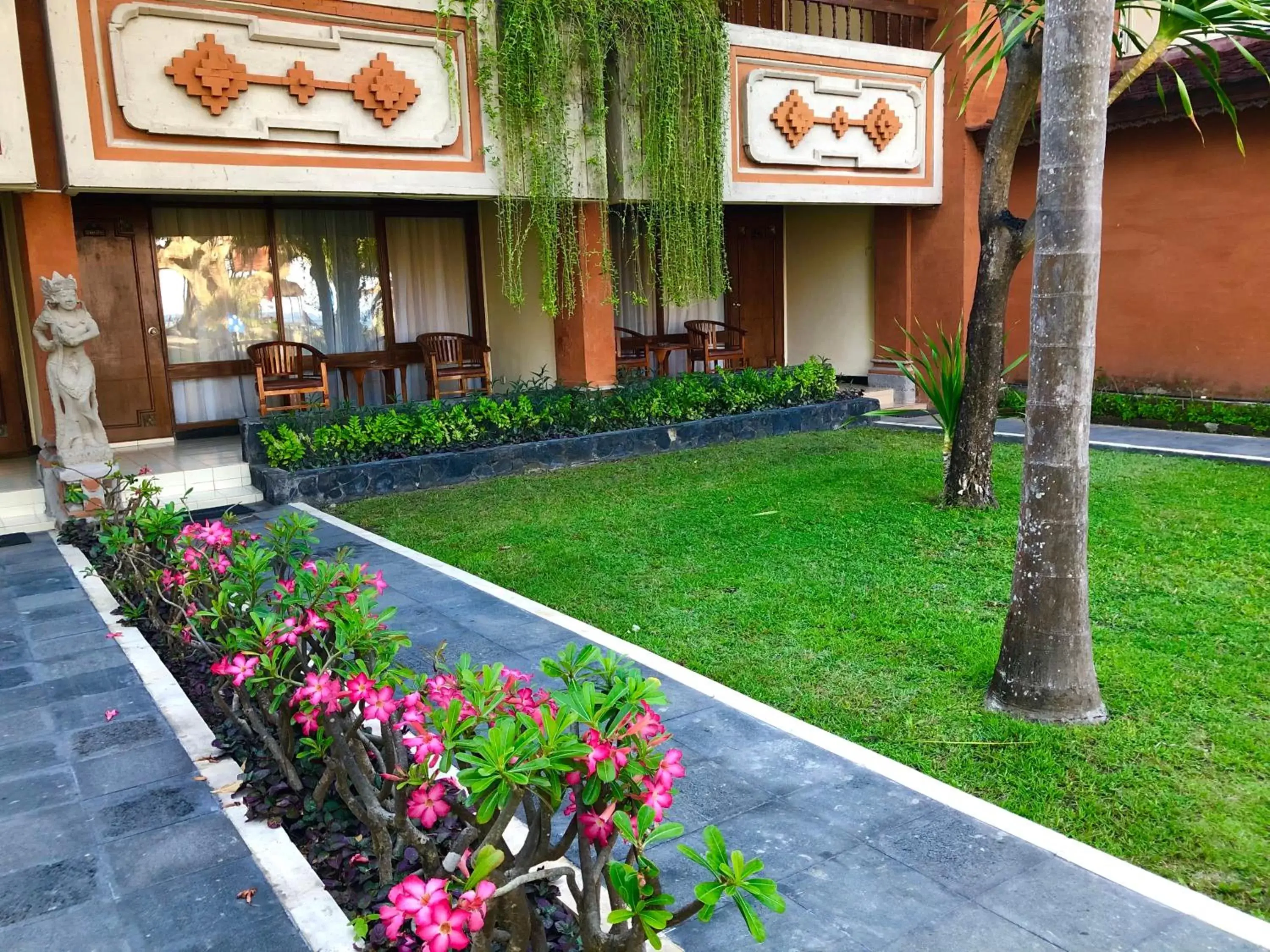 Garden in Inna Sindhu Beach Hotel & Resort