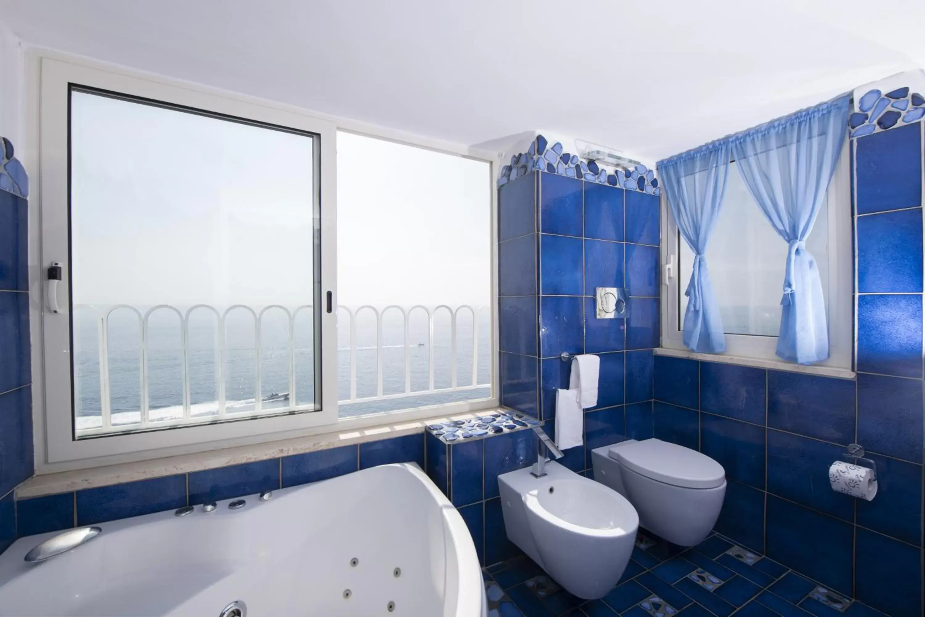 Hot Tub, Bathroom in Hotel La Ninfa