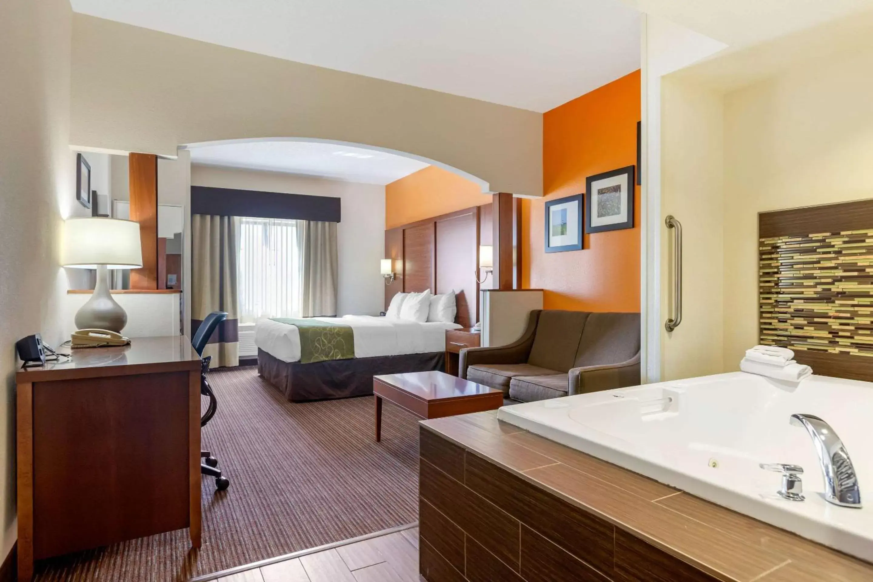 Photo of the whole room, Bathroom in Comfort Suites Stevensville – St. Joseph