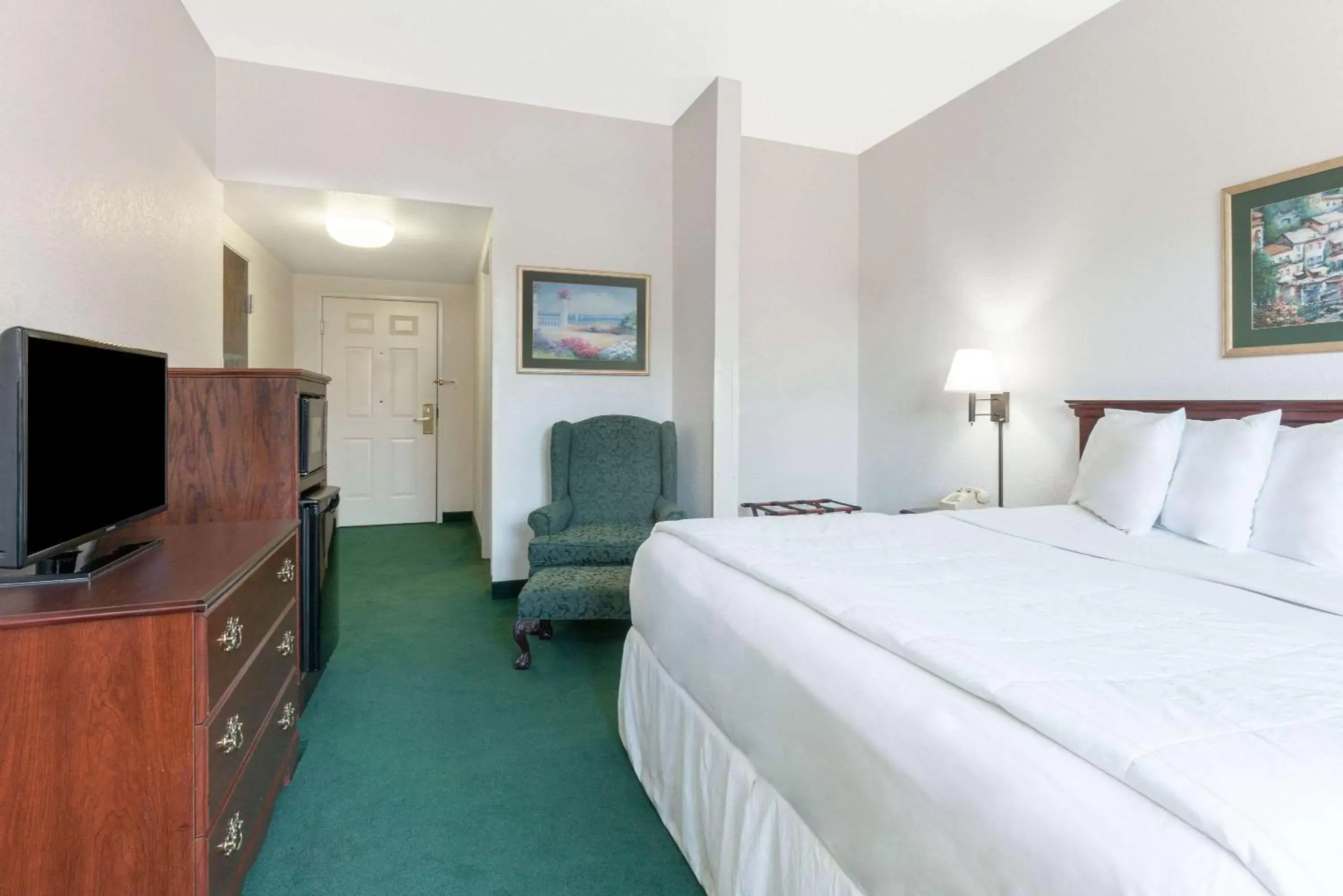 Photo of the whole room, Bed in Prime Inn & Suites Poteau