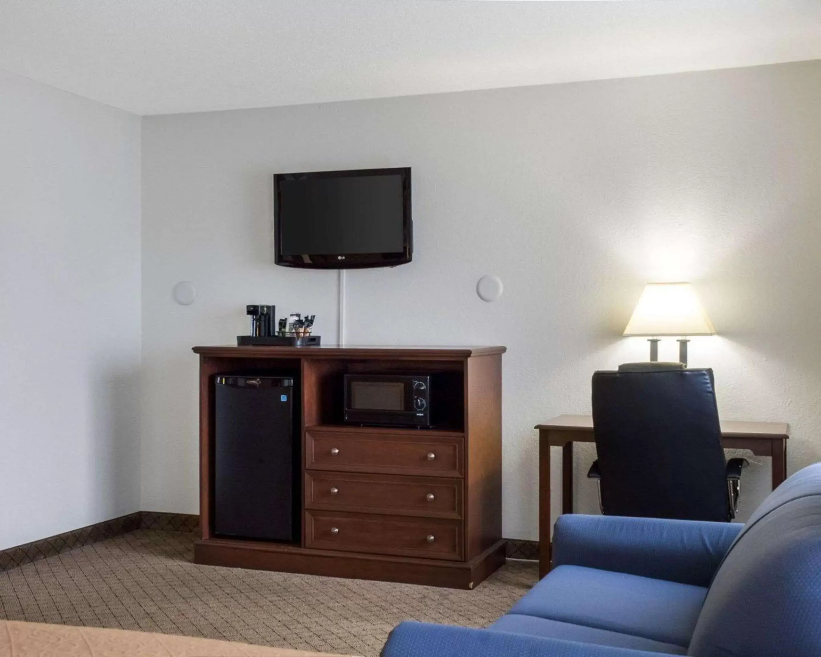 Photo of the whole room, TV/Entertainment Center in Quality Inn Oacoma