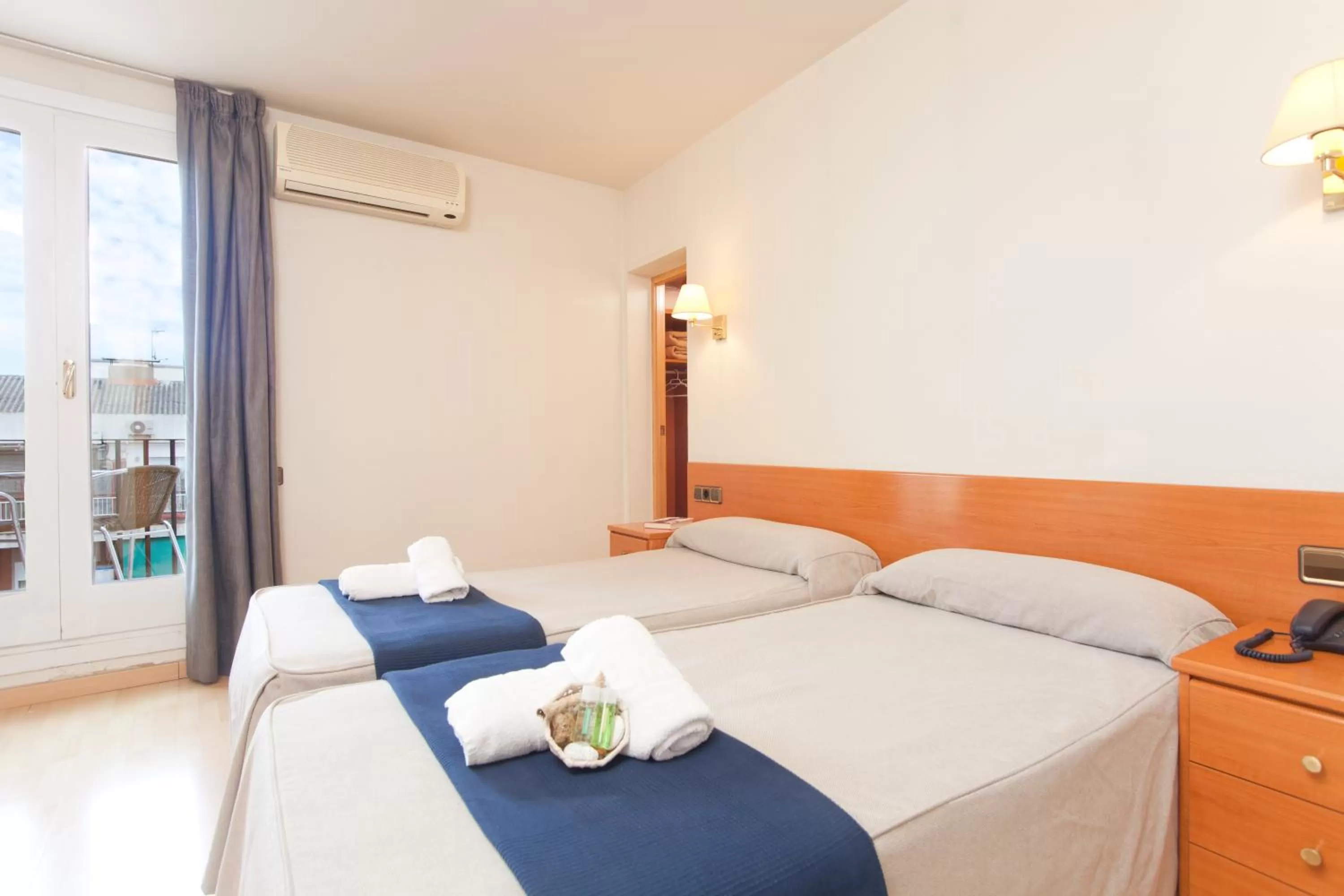 Photo of the whole room, Bed in Hotel Everest