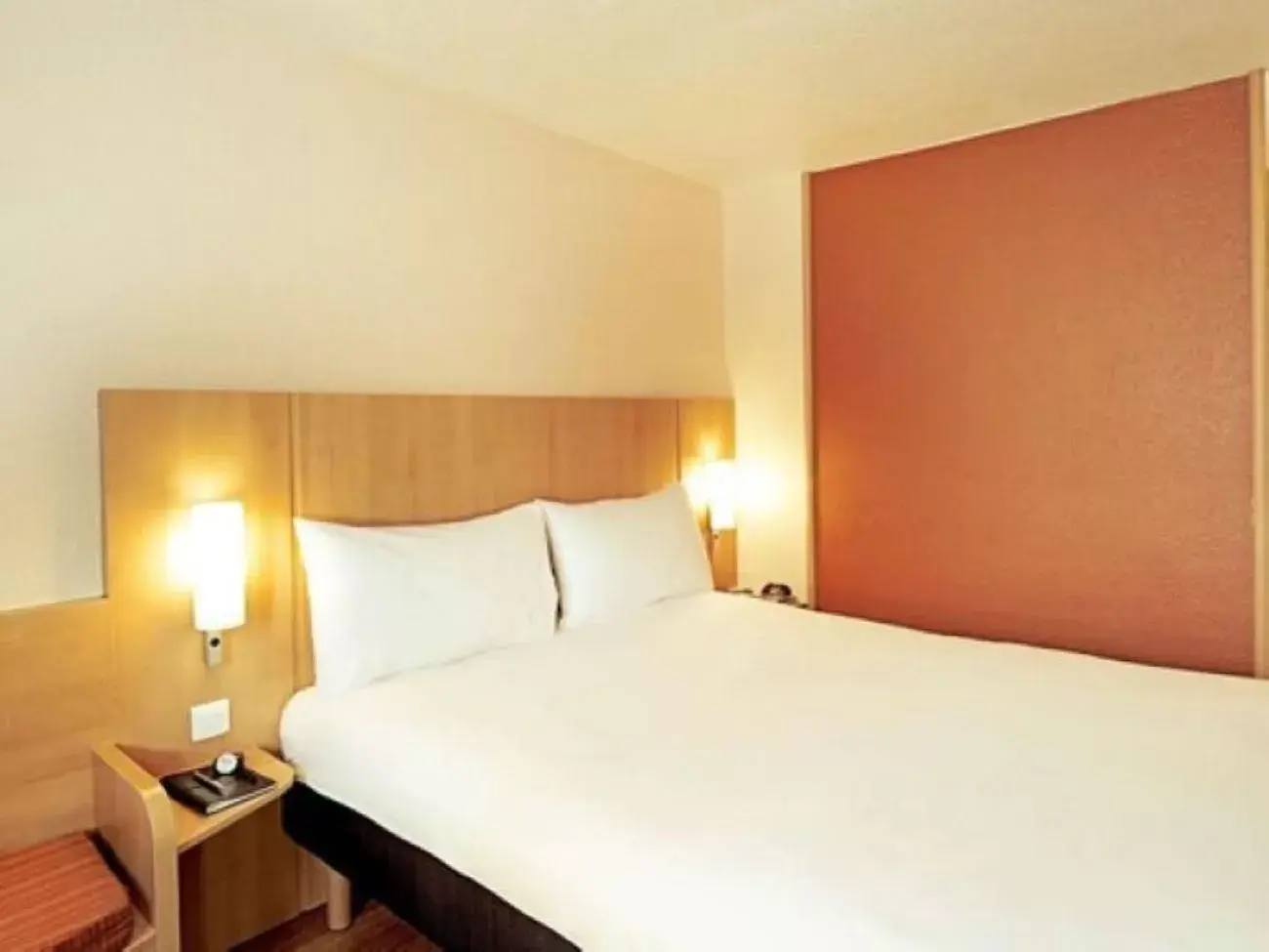 Photo of the whole room, Bed in ibis Hotel Kassel