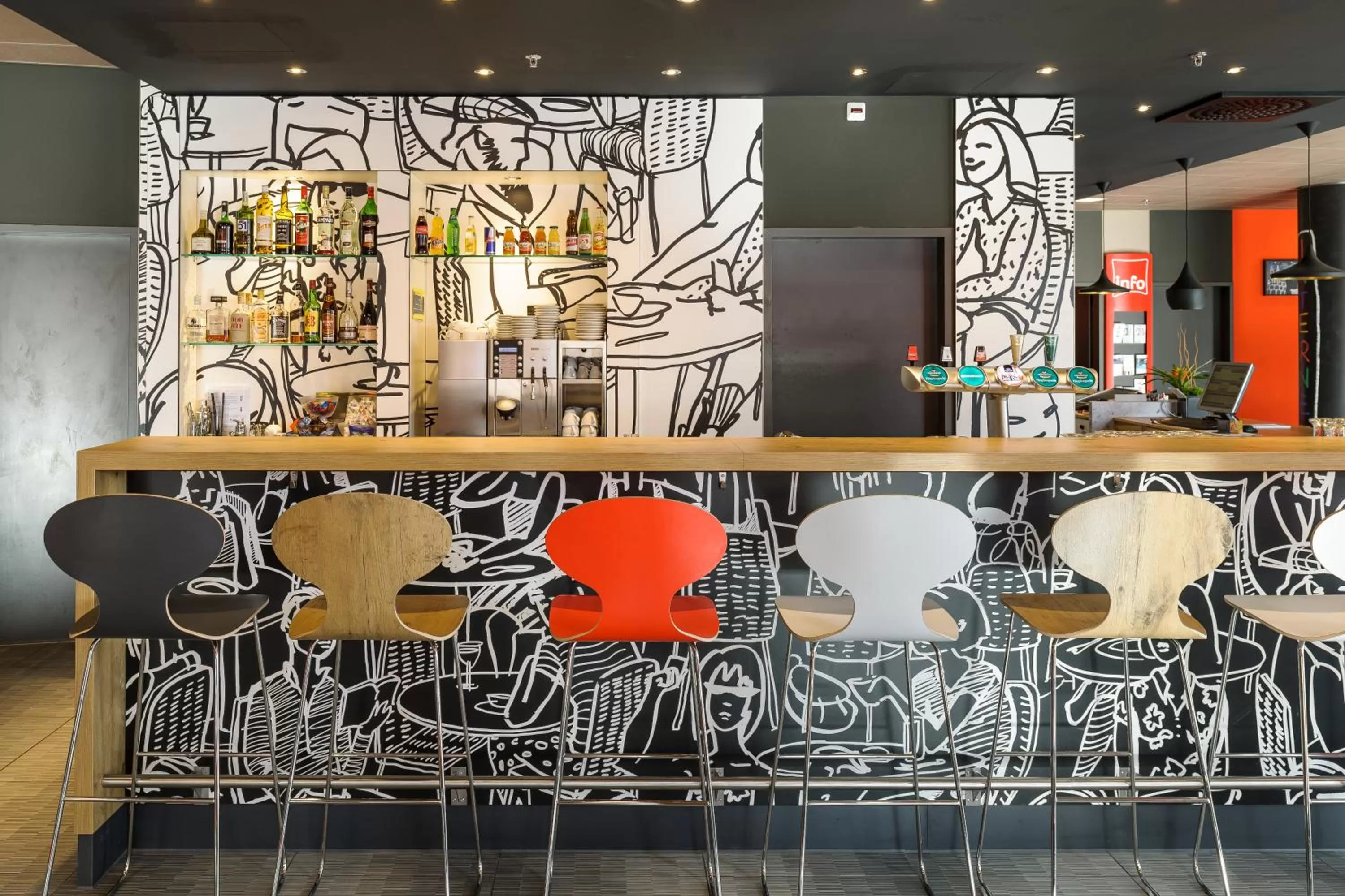 Lounge or bar in ibis Bern Expo