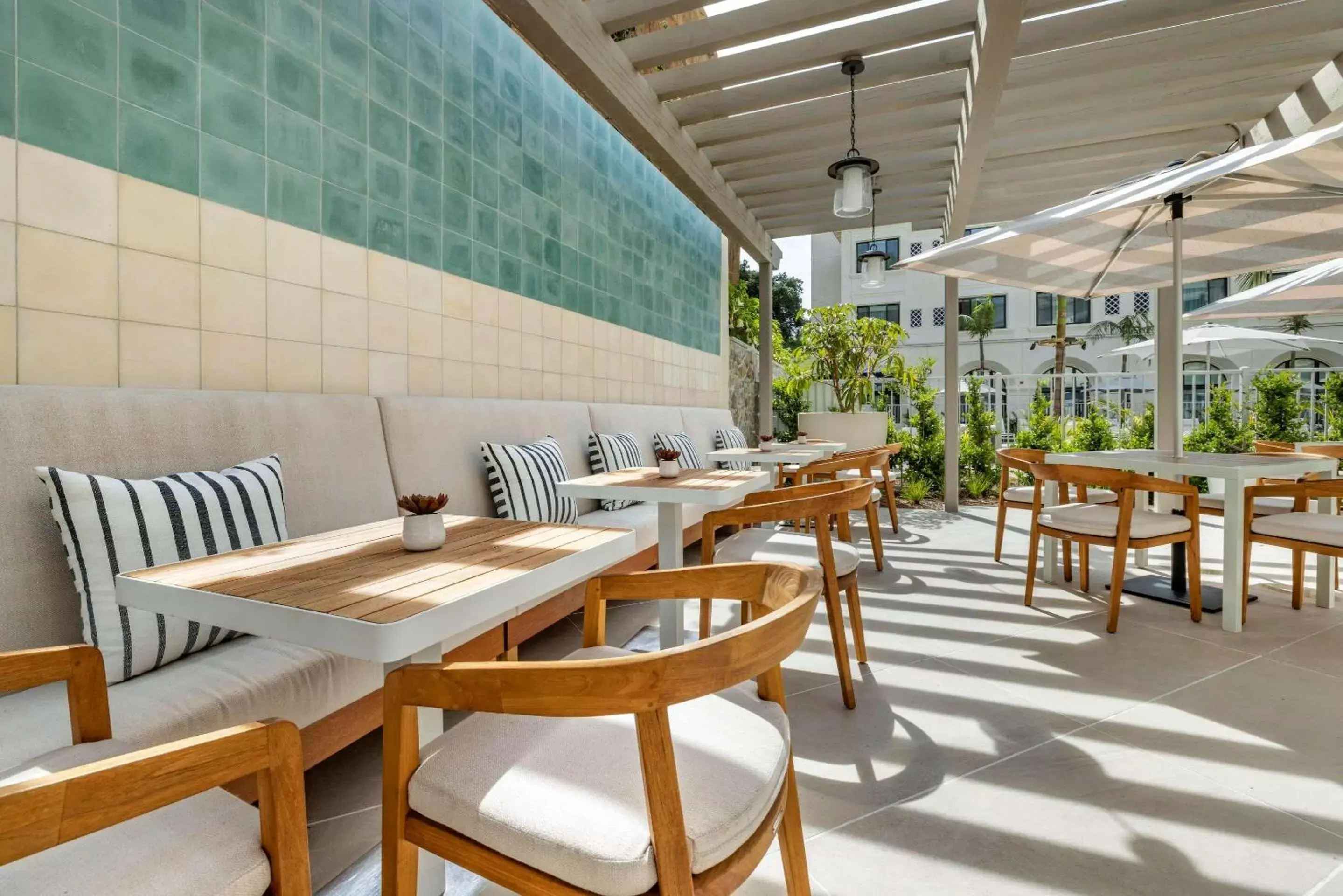Patio, Restaurant/Places to Eat in Cambria Hotel Calabasas
