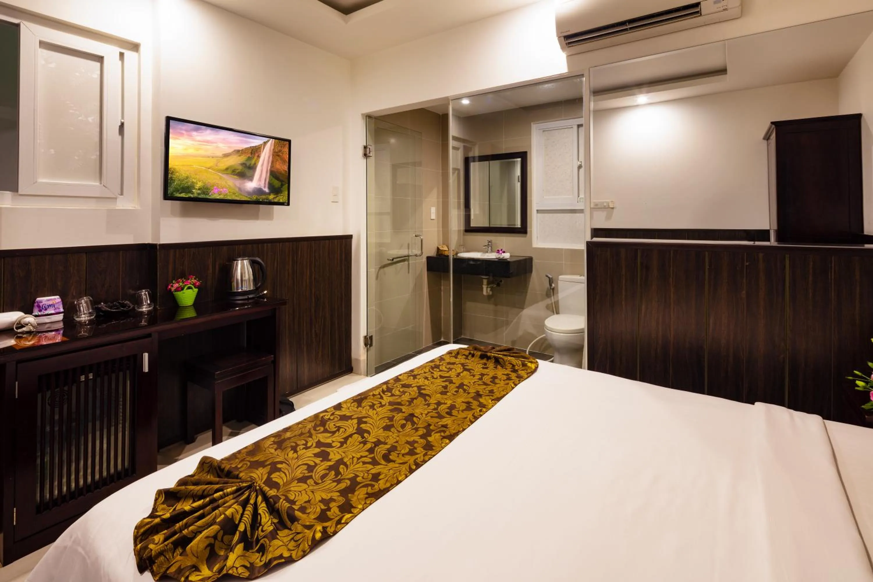 Photo of the whole room, Bed in Azura Hotel