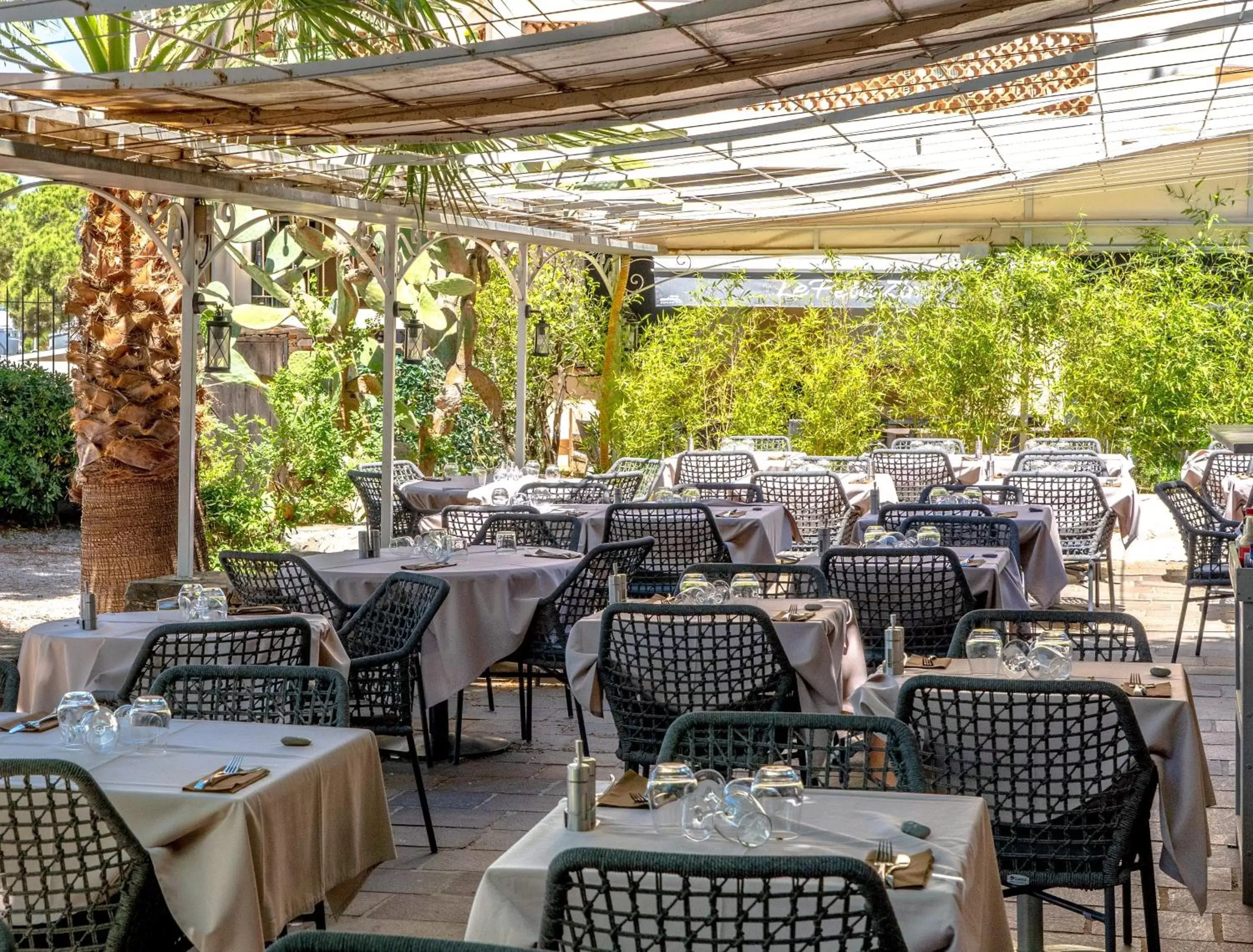 Patio, Restaurant/Places to Eat in Hotel Les Palmiers