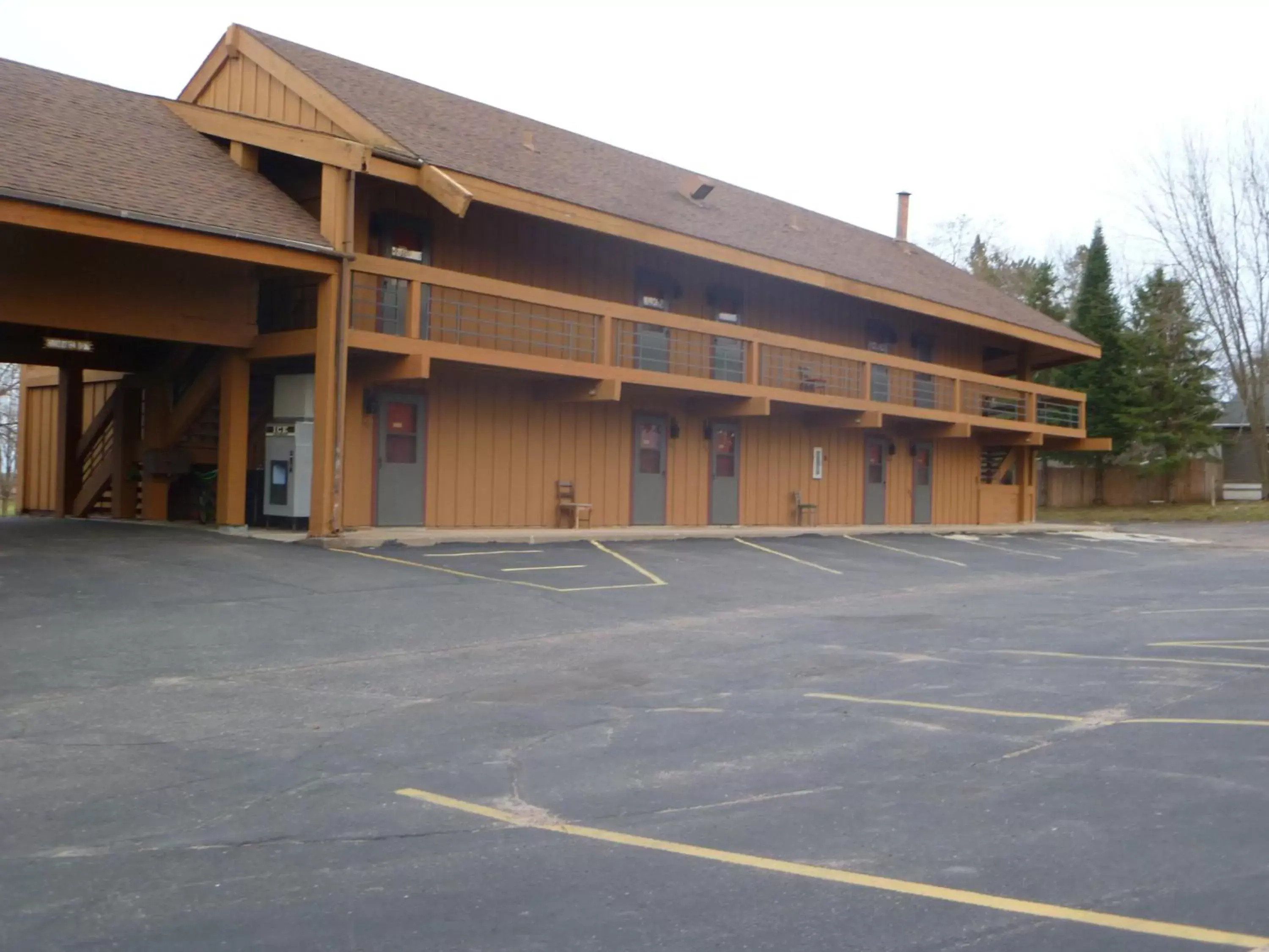 Patio, Property Building in Timber Inn Motel