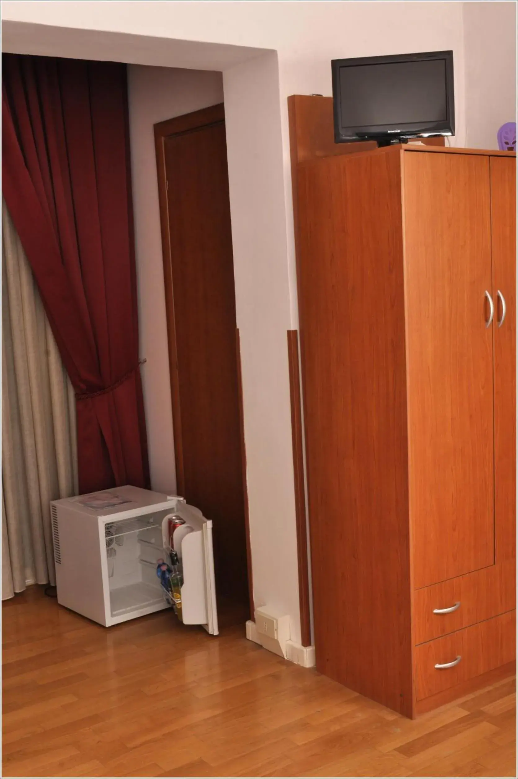 TV and multimedia, TV/Entertainment Center in Gialel B&B