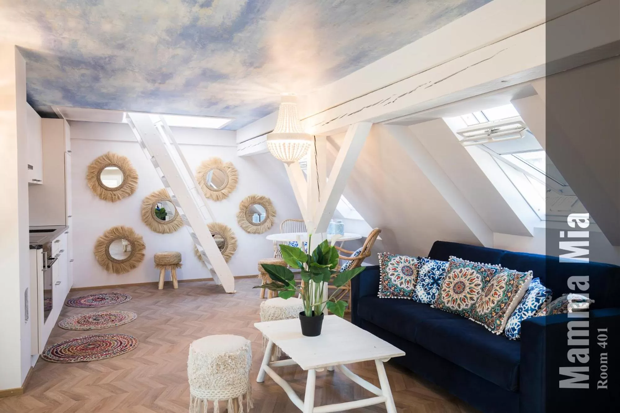 TV and multimedia in The Henry Self Check-In Guesthouse