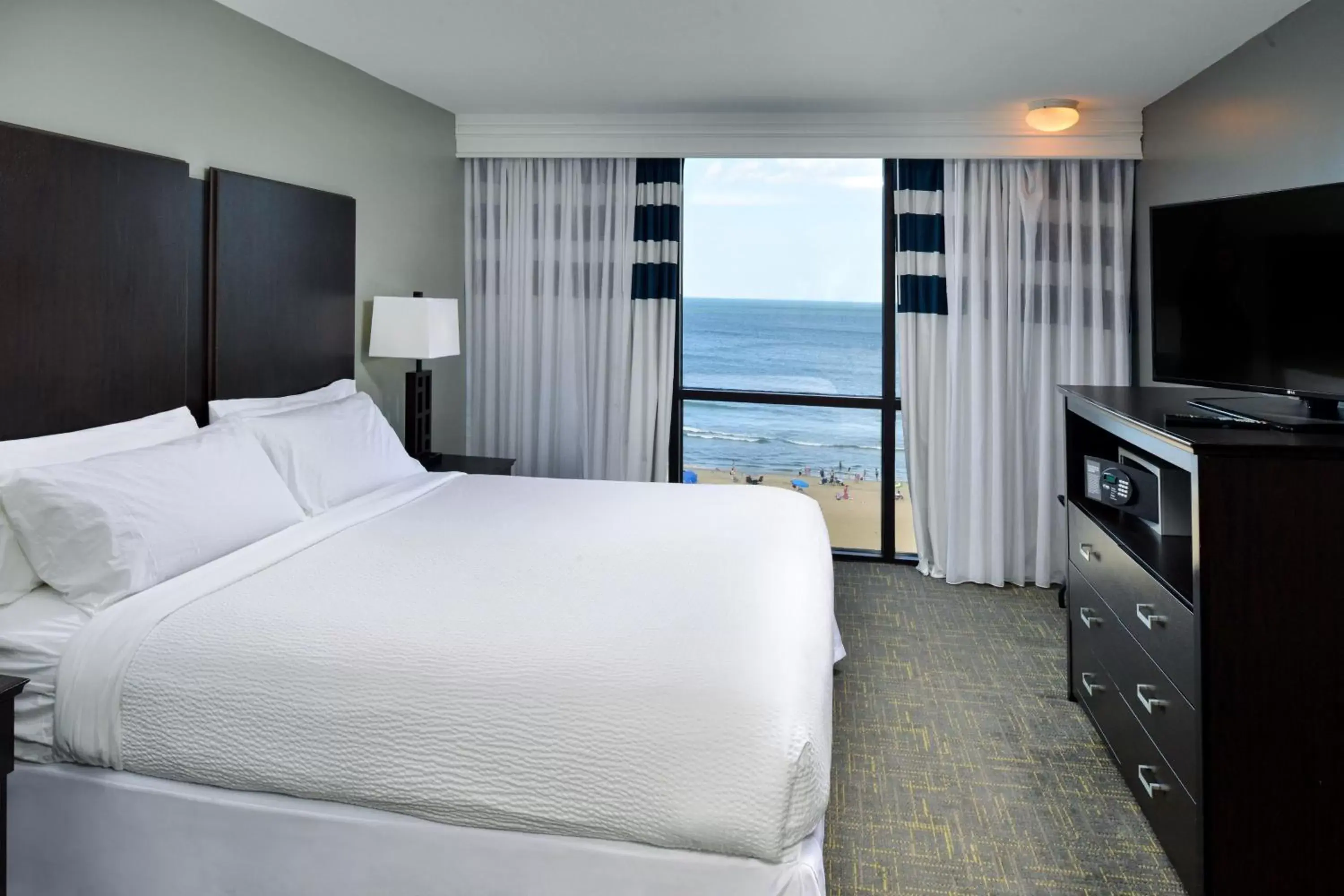 Bedroom, Bed in Four Points by Sheraton Virginia Beach Oceanfront