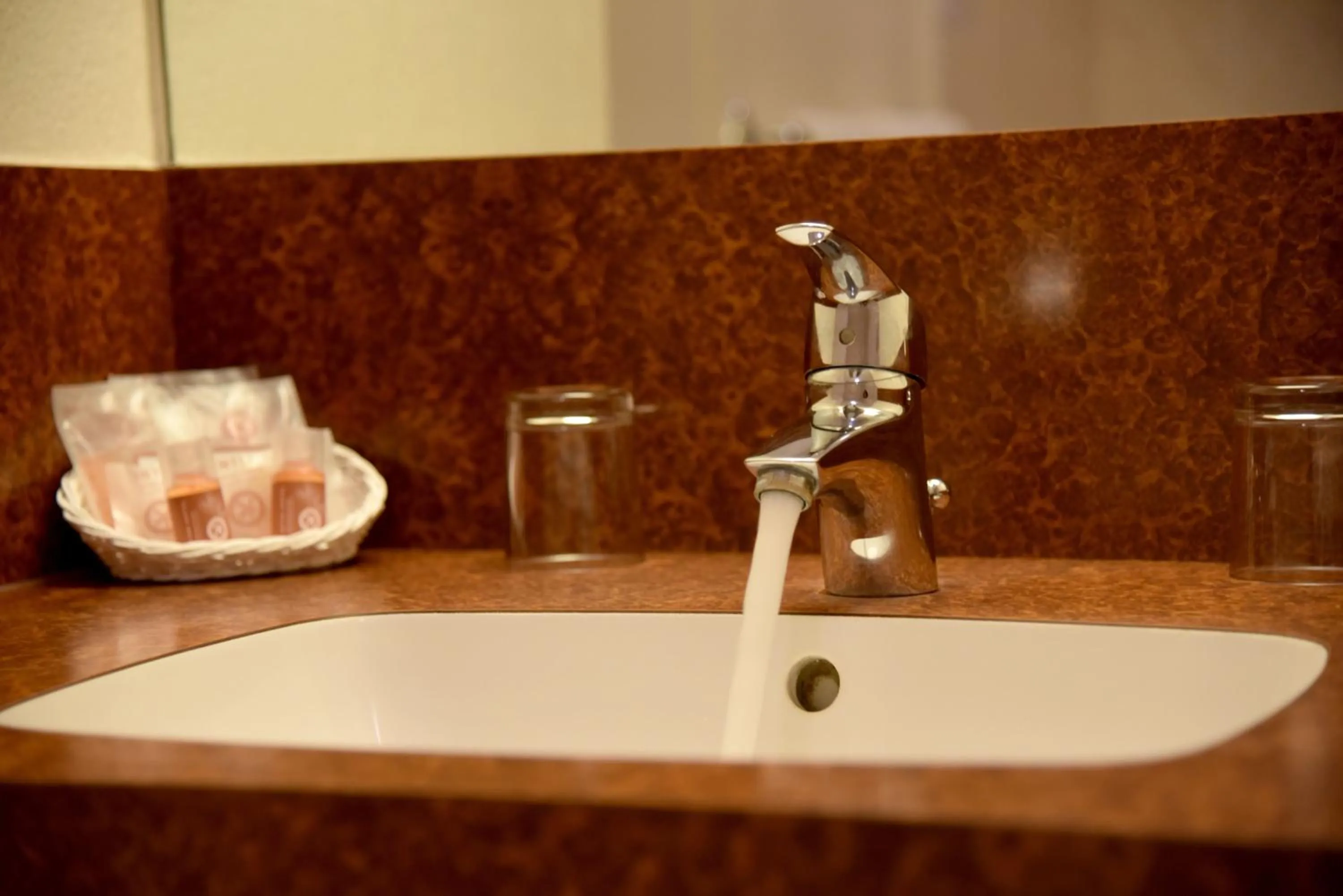 Bathroom in The Originals City, Hôtel Chantecler, Le Mans
