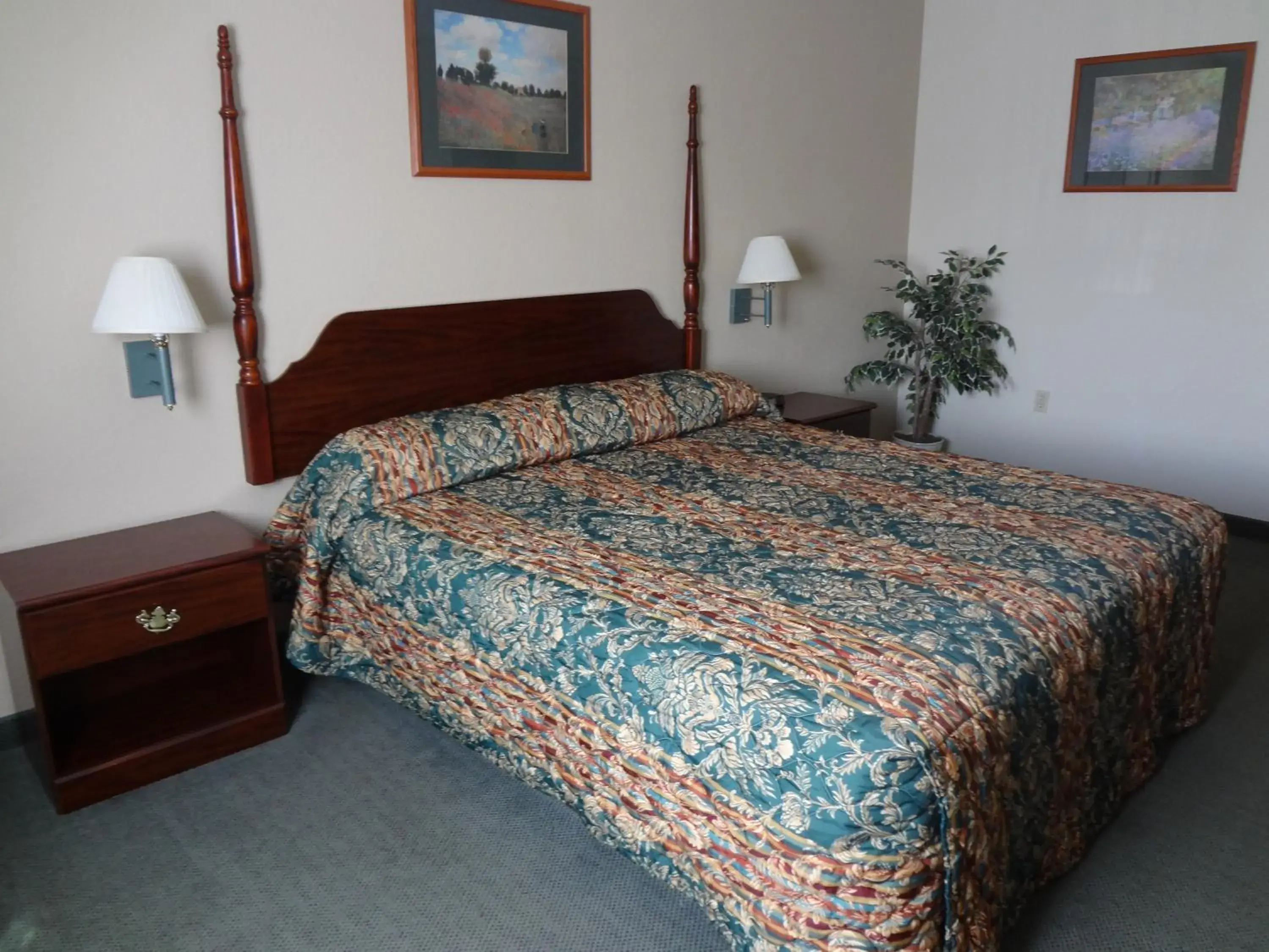 King Suite - Non-Smoking in Days Inn by Wyndham Colorado Springs Airport