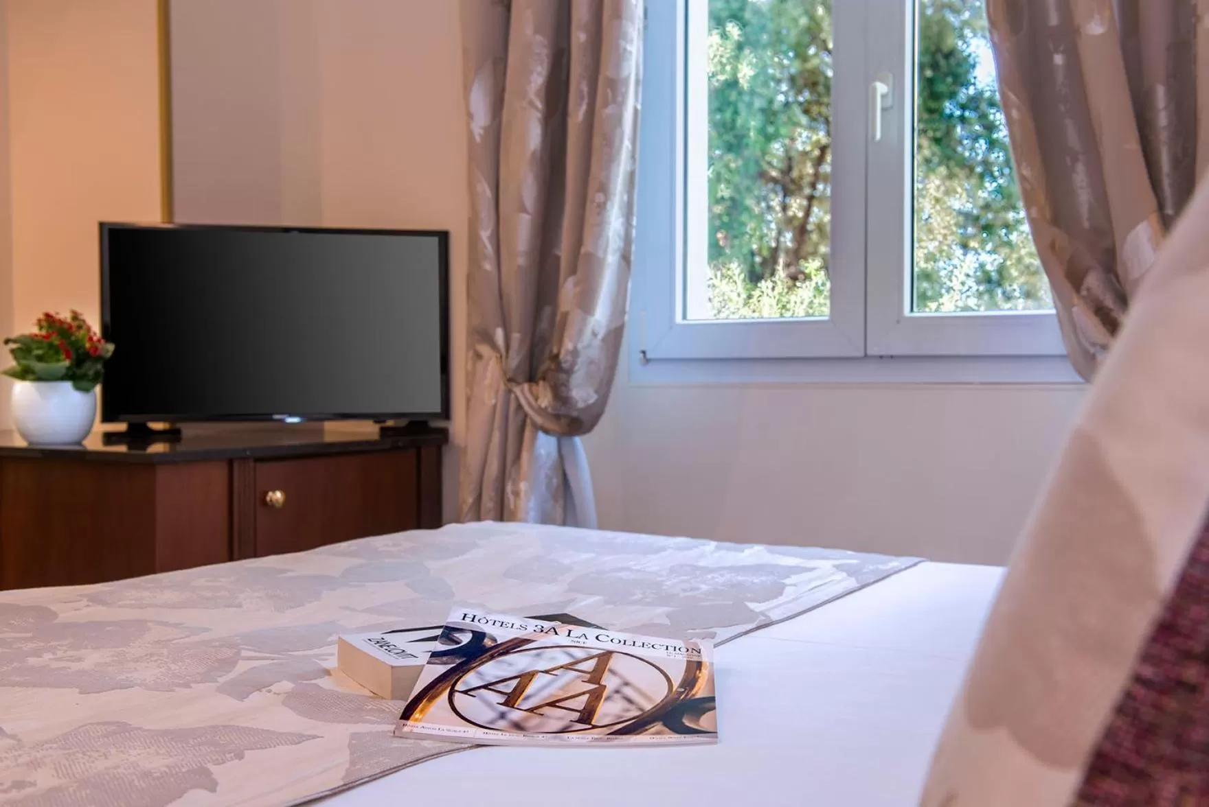 Decorative detail, Bed in Hôtel West End Promenade