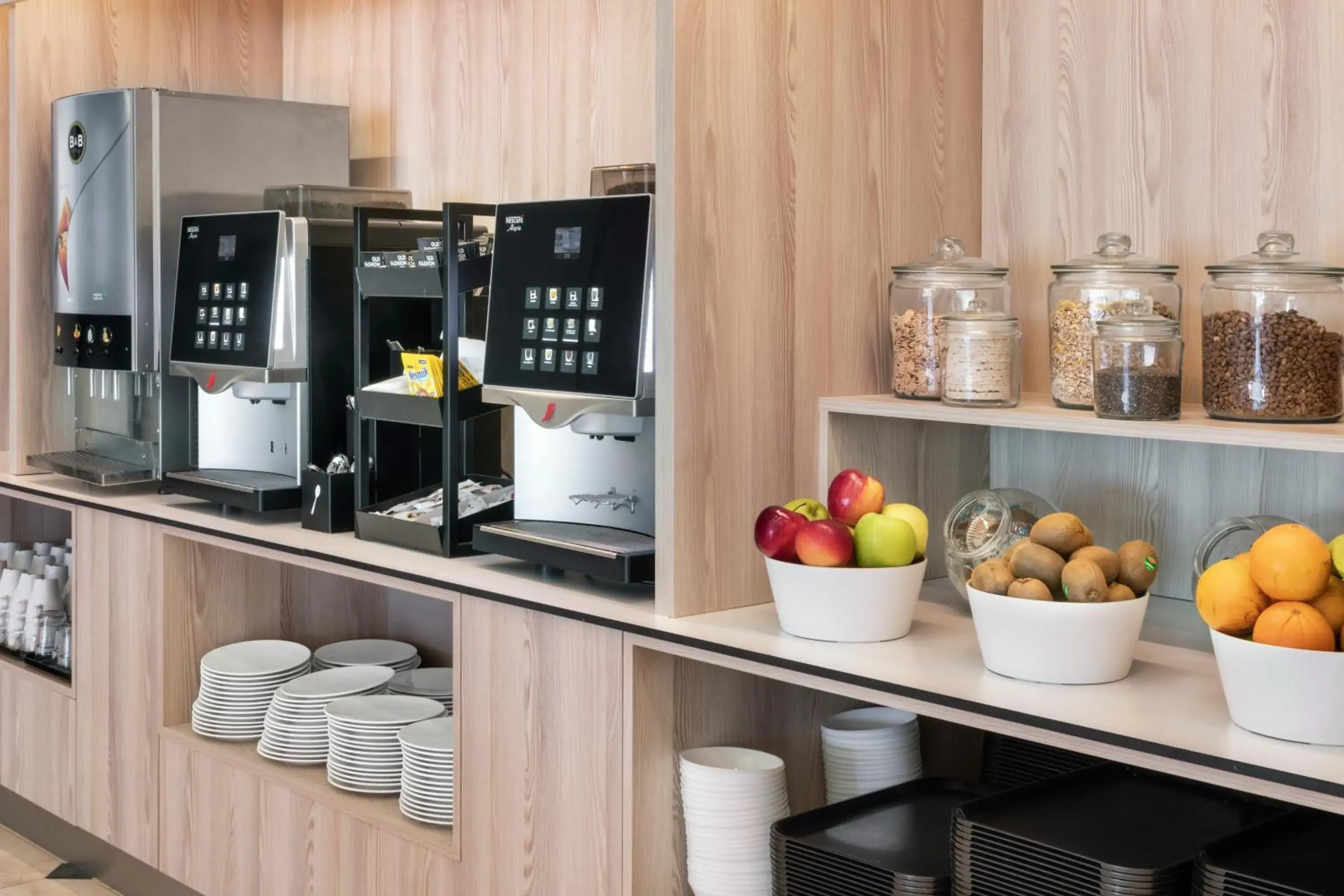 Coffee/tea facilities in B&B HOTEL Madrid Aeropuerto T4