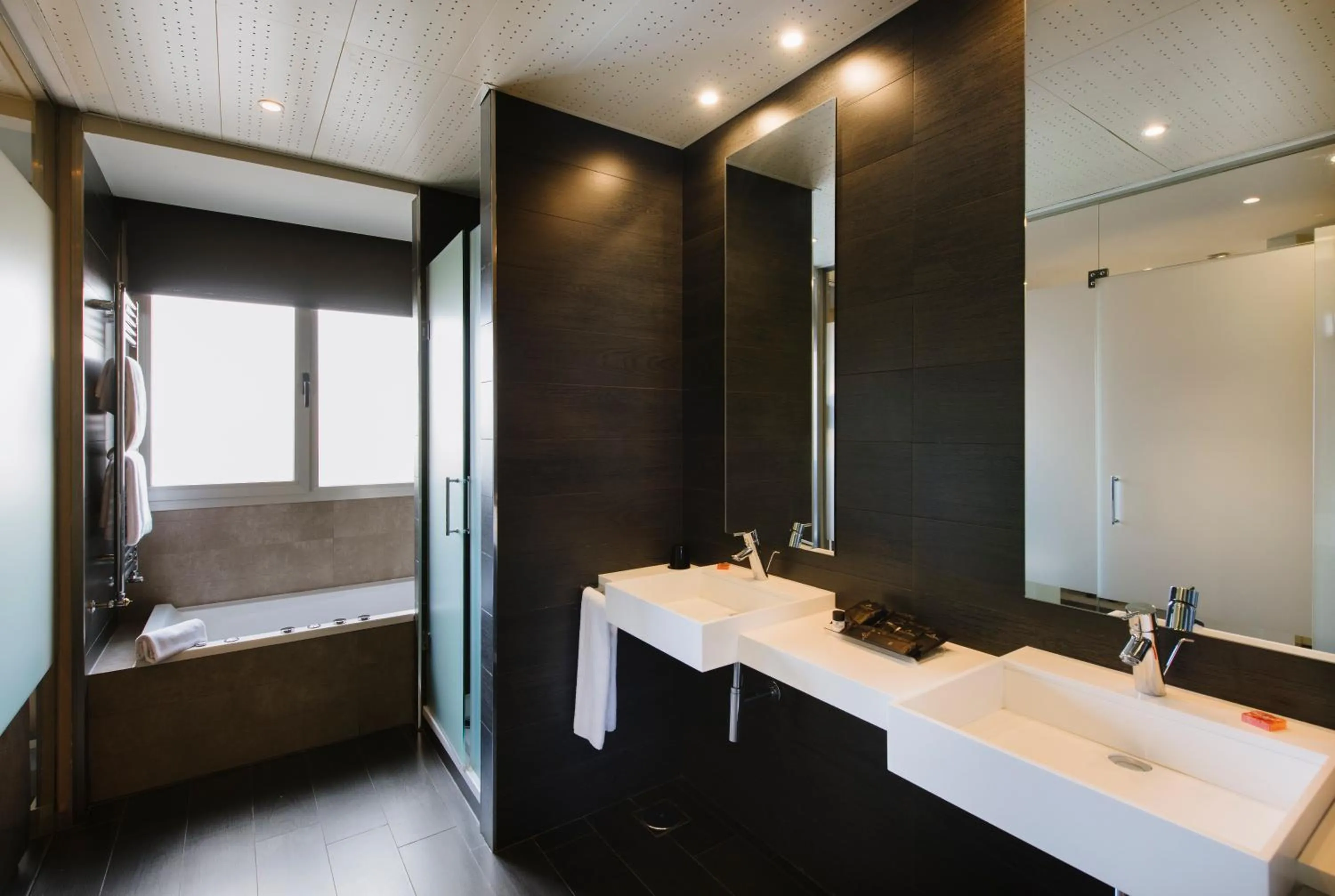 Bathroom, Bed in PCM Forum Alcalá